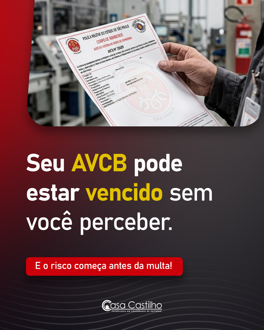 A validade do AVCB não é fixa, ela varia conforme o tipo de ocupação, risco da atividade e exigências específicas de cada estado.
Mas o principal problema não está na data, pois muitas empresas controlam apenas o vencimento formal e ignoram mudanças na operação, como ampliações, alteração de layout ou aumento da carga de incêndio. Nesses casos, o projeto pode estar tecnicamente desatualizado antes mesmo do prazo expirar.
Isso significa operar com risco oculto de inconformidade, exposição a multas, problemas com seguradoras e possibilidade de paralisação.
➡️ Arraste para o lado e entenda onde está o erro.
Conte com a Casa Castilho para estar em conformidade antes de vencer.
