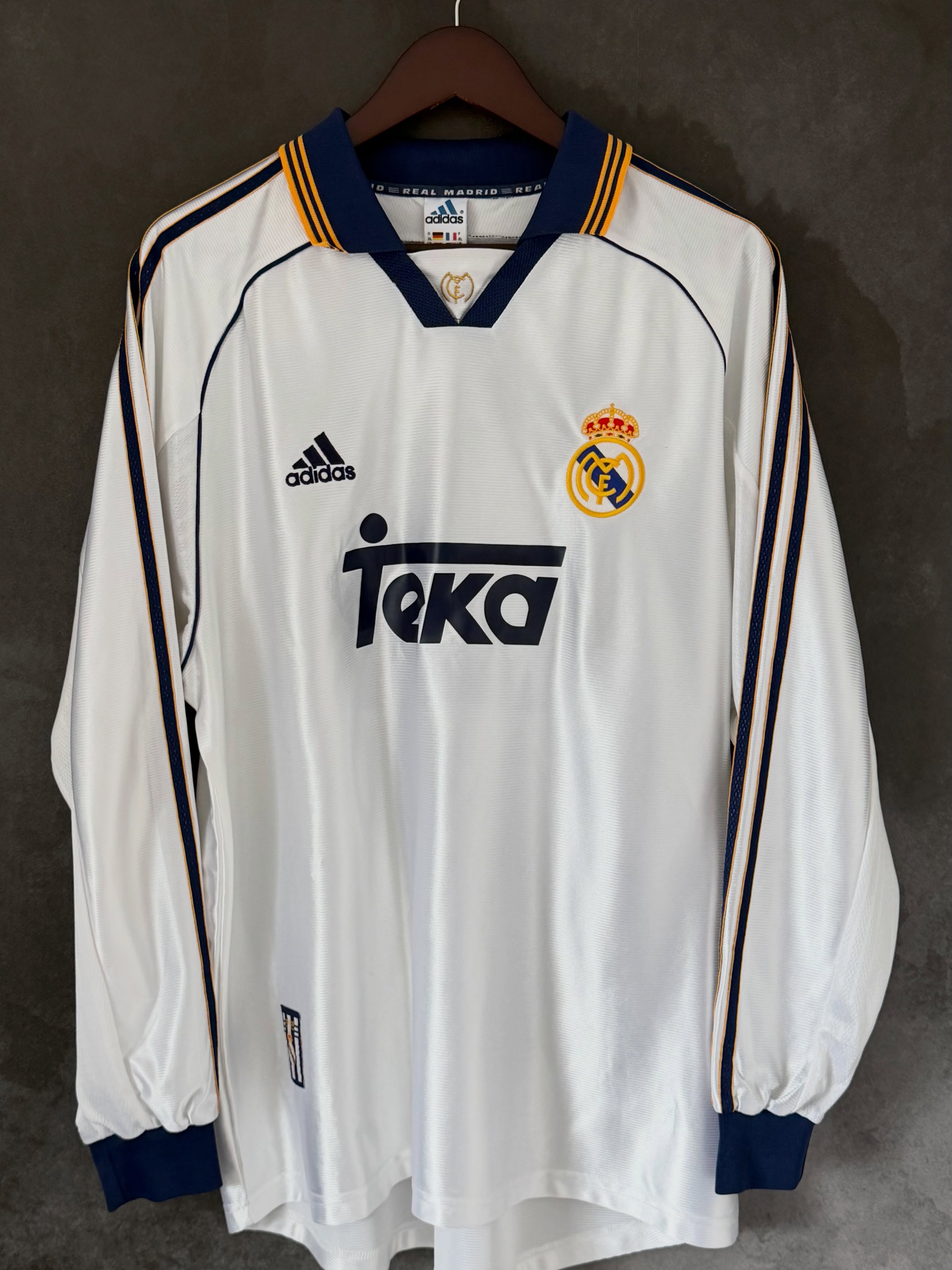 Real Madrid 1998/00 Home by @adidasfootball
This incredibly rare Longsleeve version was never sold to the public and only available for the players
Number 21 for either Roberto Rojas or Cameroon international Njitap Geremi
The fabric for this is insane! I love the satin finish, it really makes it feel very special
Super smart embroidered crest as well as the small gold logo on the collar
I am incredibly lucky to have this in my collection
@geremi_8 I am a massive Newcastle fan and have very good memories of you wearing the black and white stripes! Hope you’re doing well 🤙🏻
#madrid #camisetas #futebol #trikot #matchworn