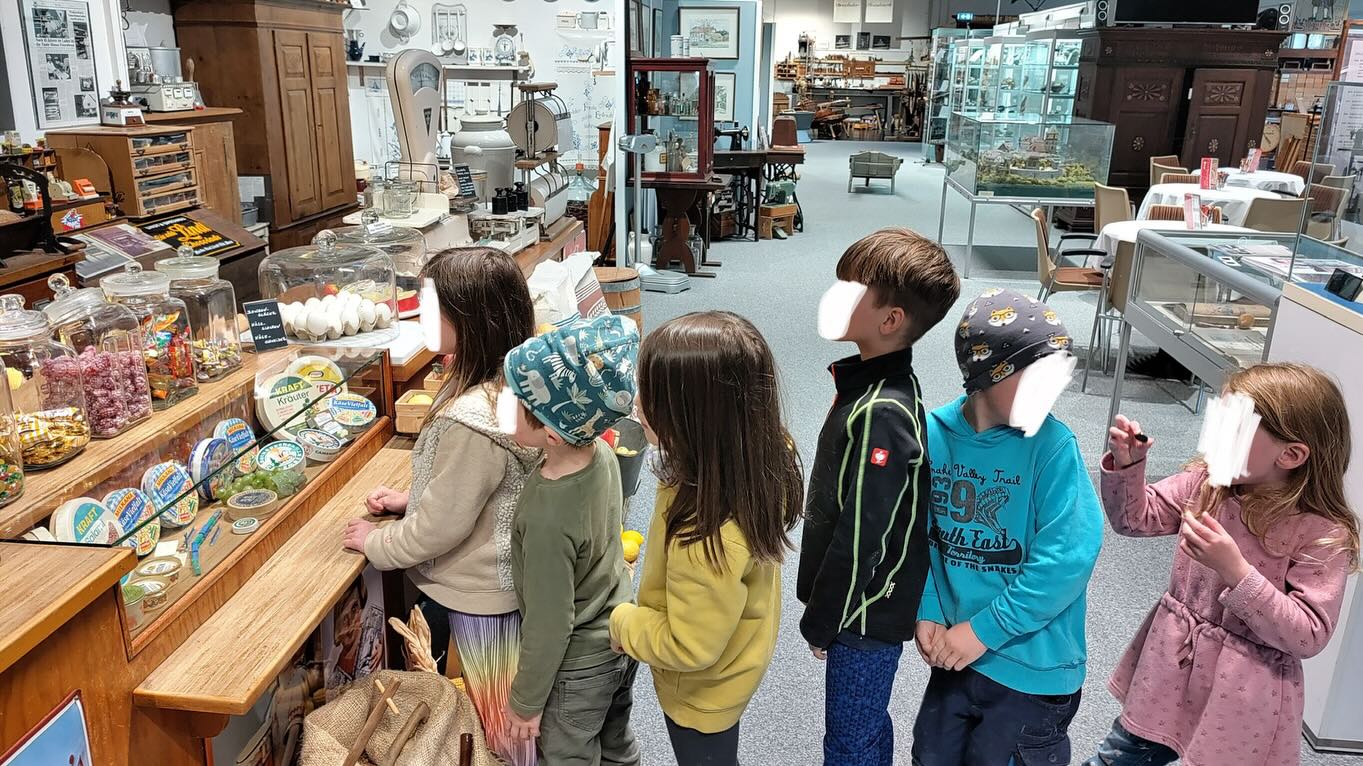 Am Donnerstag haben unsere Vorschüler einen Ausflug zur Heimatstube in Vlotho gemacht. Sie sind dann die 4km zu Fuß vom Kindergarten dahin gelaufen und haben dort eine Führung bekommen. Die Rückmeldung war mehr als positiv und wir freuen uns nächstes Jahr vielleicht schon mit den nächsten Vorschülern vorbei zu schauen :) #waldkindergarten #waldkinder #vlotho