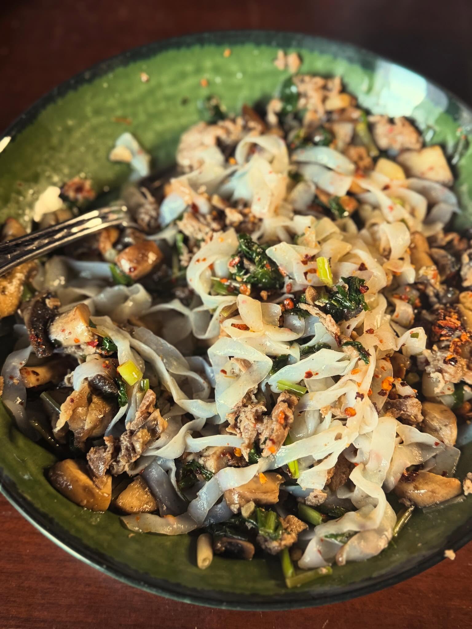 Flavors of spring. Fresh Ramps, cremini mushrooms sautéed with olive oil and butter. Pat laFrieda thin sliced steak and tossed with konjac noodles, thyme and tarragon, white pepper and lightly sauced with a mushroom stock reduction. Flaked Aleppo pepper.
#ketomealideas #lowcarbdiet #springramps #ramps