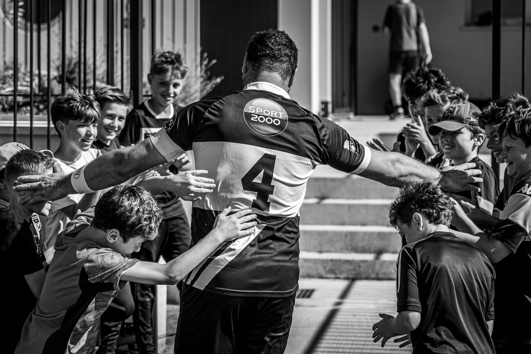 👏💙 Une après-midi particulière pour notre équipe Seniors D…
Si la rencontre face à la Teichoise JS a été arrêtée, cette journée restera surtout marquée par le dernier match de Julien Larroque avec l’équipe D du FCG.
@juju3341005
Entouré de ses coéquipiers, des accompagnants de l’équipe et soutenu par les U12 qu’il encadre également en tant qu’éducateur, Julien a vécu un beau moment de partage et d’émotion. Une belle image de la famille FCG, où les générations se retrouvent autour des mêmes valeurs. 💙🤍
Merci à Julien pour son investissement auprès du club et de nos jeunes, sur et en dehors des terrains. 👏
📸 Photos : Mathieu Morala. @octopusphotographie bre
#FCG #PlusQuUnClubUnEspritDeFamille #FootballAmateur