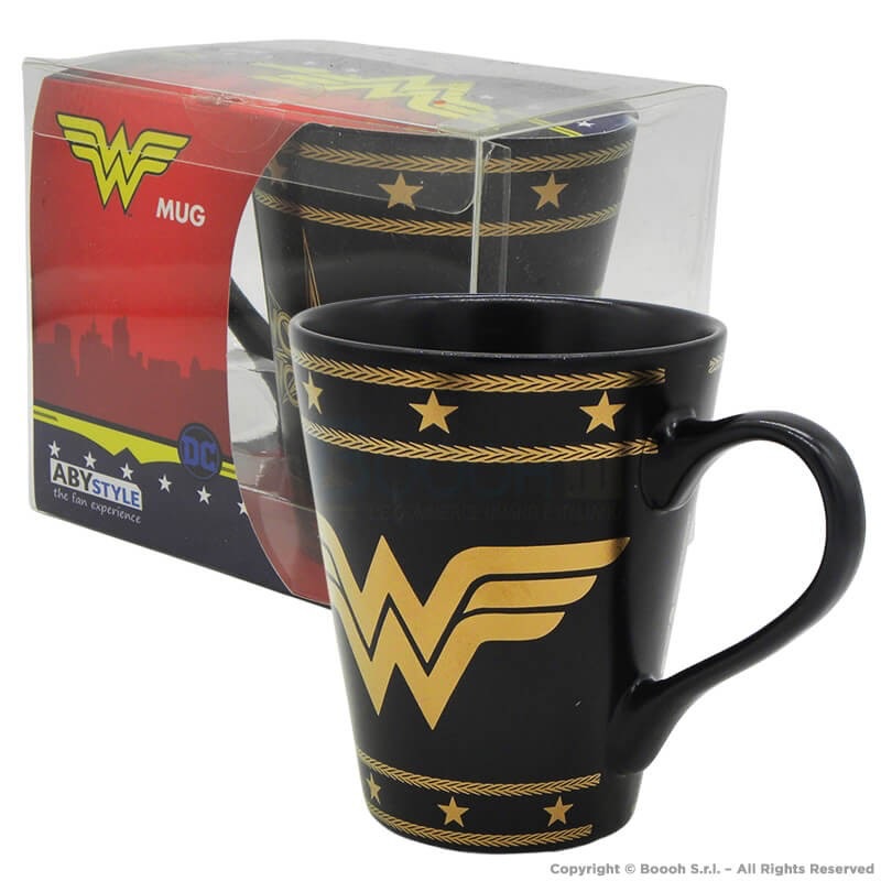 ☕✨ La fuerza, elegancia y actitud de una verdadera heroína en cada café.
Esta mug de Wonder Woman combina un acabado negro mate con detalles dorados inspirados en la armadura de la amazona más icónica de DC Comics. Perfecta para acompañar tus mañanas, tu setup o tu colección geek.
⚡ Diseño premium
⚡ Acabados metálicos dorados
⚡ Ideal para café, té o chocolate
⚡ Un regalo épico para fans de DC
Porque hasta las heroínas necesitan su bebida favorita. 🖤✨
#WonderWoman #DCComics #GeekStyle #MugCollection #ArtefactoStore CoffeeLovers GeekDecor Coleccionables TazaGeek DCFans