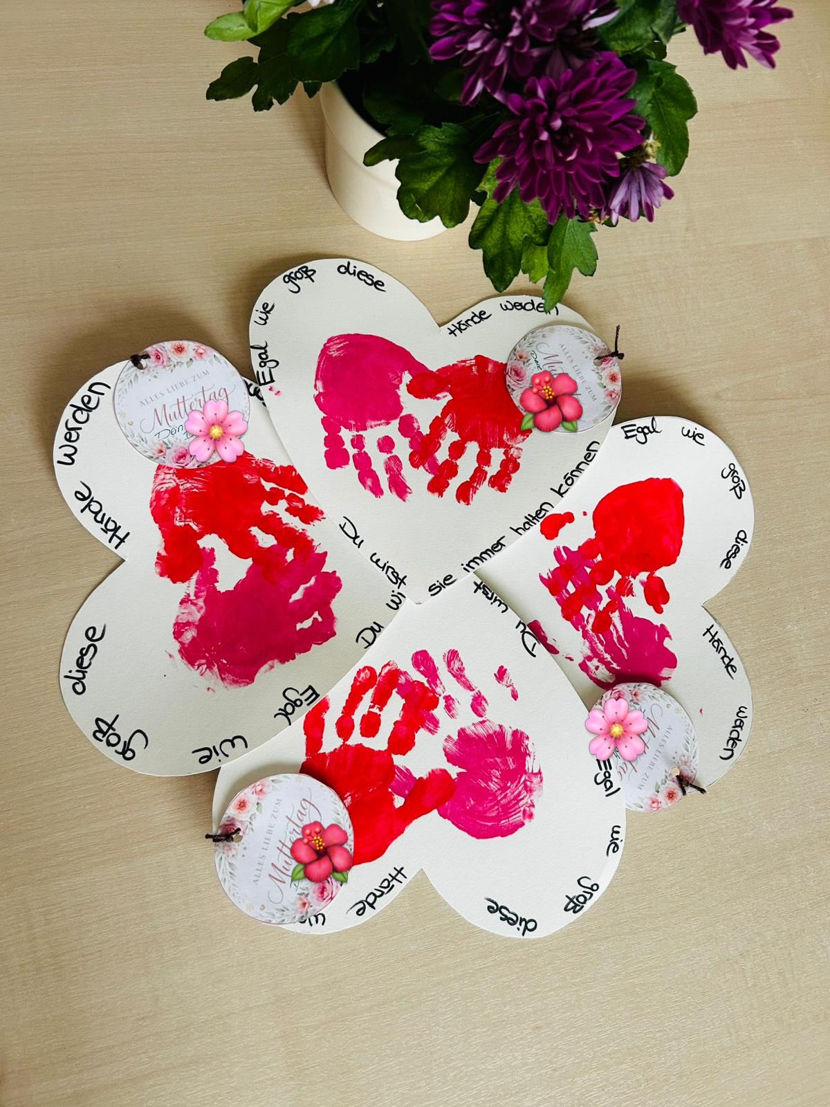Kleine Hände, große Liebe. 💕 Unsere Muttertagsgeschenke sind mit ganz viel Herz entstanden. 🌷#muttertag #kita #basteln #liebe #kinder