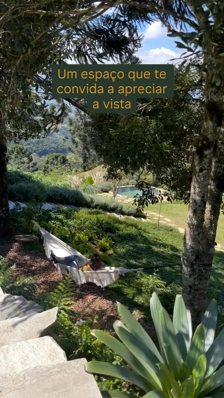 🇧🇷O objetivo era emoldurar esta vista. Nivelamos este espaço especialmente para fazer um platô entre estas duas árvores existentes no terreno, para colocar uma rede ou um banco, e criar este espaço de contemplação, que complementamos com o paisagismo em uma paleta de tons verdes, e de aspecto bem natural.
.
🇬🇧 The goal was to frame this view. We leveled this space specifically to create a plateau between these two existing trees on the property, to place a hammock or a bench, and to create this space for contemplation, which we complemented with landscaping in a palette of green tones, and with a very natural look.
.
#biofilia #designbiofílico #paisagismo #paisagem #paisagismosustentável