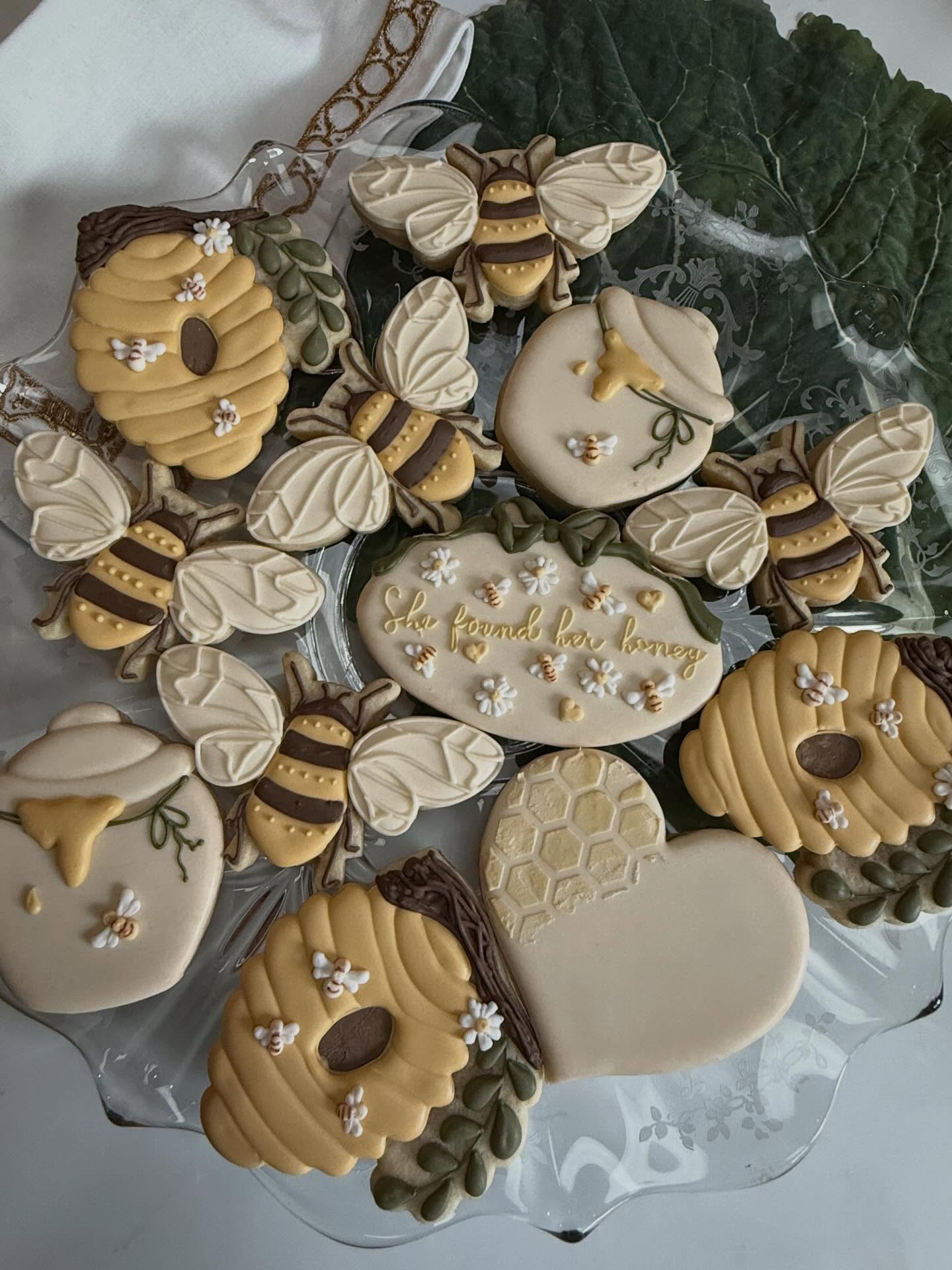 "She found her honey" - such a cute theme for a bridal shower!
#decoratedsugarcookies #customcookies #nebraskacookier #beecookies #showercookies