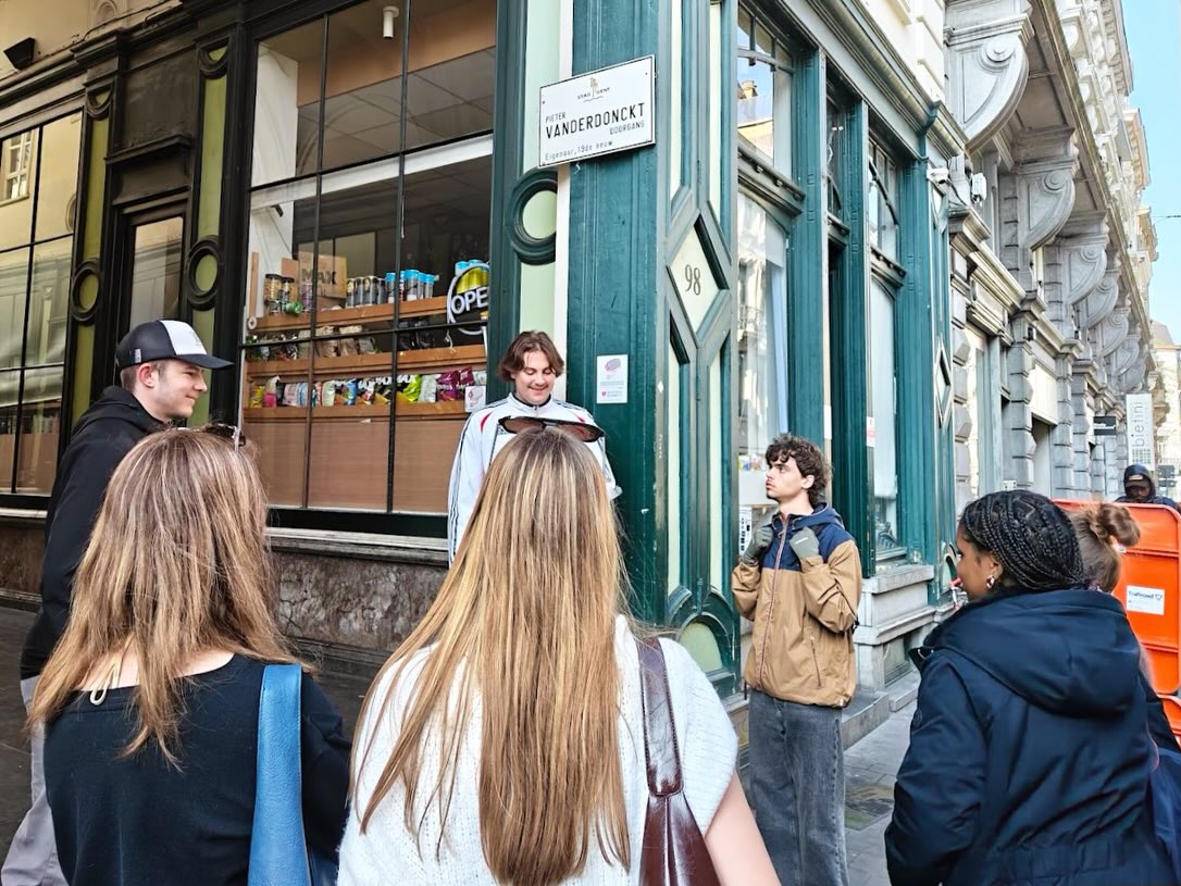 TROTS OP ONZE VIJFDEJAARS!
👣 Ze werkten er maanden aan en afgelopen vrijdag was het eindelijk zover: zoals elk jaar eind april gidsten de vijfdejaars van het Einstein Atheneum hun WOI-wandeling, hun verhalentocht over de impact van WOI op Gent. En dat deden ze als geboren gidsen.
✅️ Elk team ontwikkelde een wandeling over een ander thema. Elke leerling gidste in het Nederlands en in het Engels. Op elke wandeling werd een stukje voorgelezen uit de Oorlogsdagboeken van VIRGINIE LOVELING. Deze opdracht kadert in het ERVARINGSGERICHT PROJECT over WOI en WOII van onze derde graad. Want leren, dat doe je ook door veel te ervaren en te ontdekken, met vallen en opstaan.
✅️ Trots op onze leerlingen. Merci voor de boeiende rondleidingen, kanjers! Eén team slaagde er zelfs in Virginie Lovelings handschrift van de Oorlogsdagboeken te gaan bezichtigen in de Boekentoren! De illegale dagboekvelletjes, aan elkaar genaaid door de auteur, maakten indruk ...