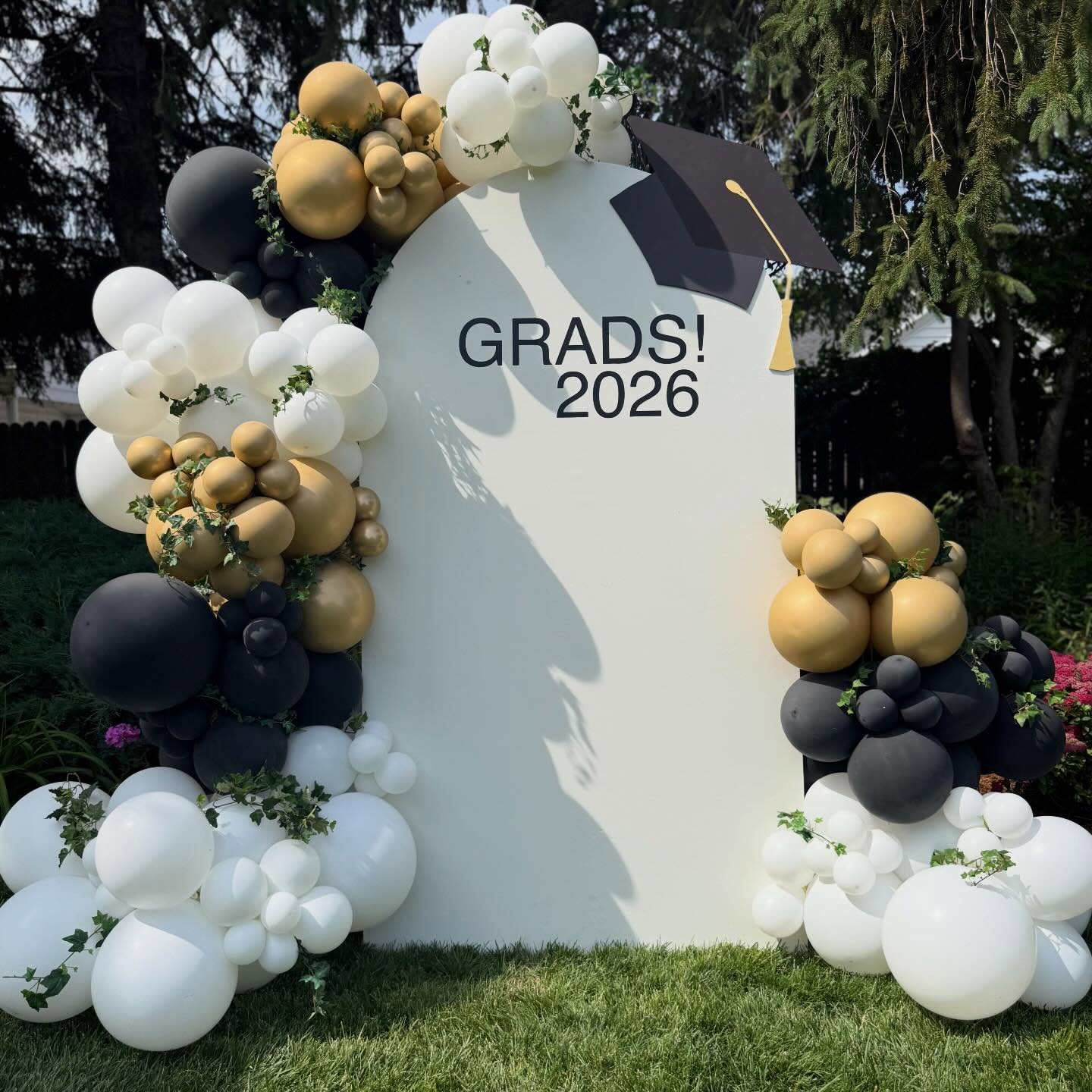 First graduation party of the season 🎓
#graduationballoons #evansvilleindiana #balloondécor #gradballoons #balloonbackdrop