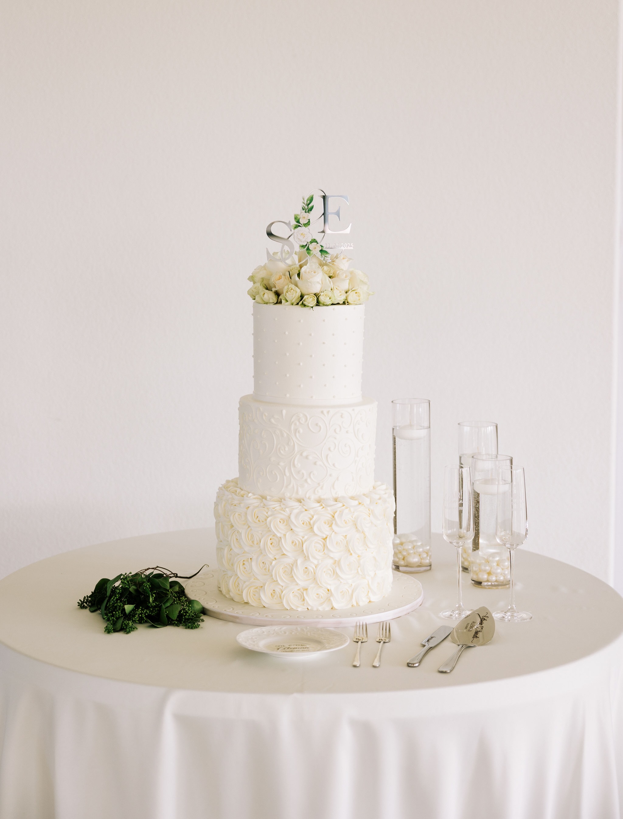 A timeless kind of love deserves details that feel just as intentional ✨
From the custom cake set to the soft white florals and meaningful memorial table, every corner of this day felt elegant, personal, and full of heart. At Ro Manor, we love seeing each couple bring their story to life in a way that feels uniquely theirs 🤍
The beauty is always in the details.✨
#RoManor #TexasWeddingVenue #HoustonWeddingVenue #ElegantWeddingInspo #WeddingDetails