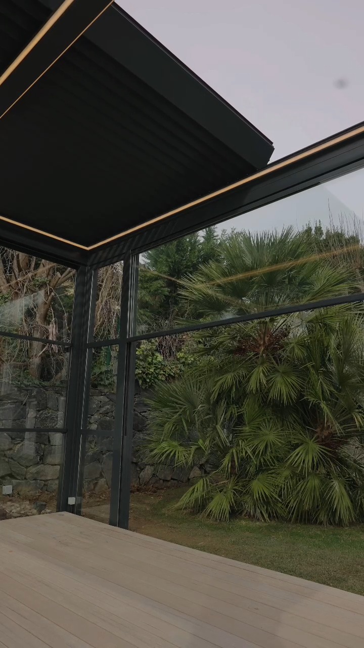 Spring doesn’t always mean sunshine — and that’s exactly where this system shines.
Skyview Edge + Guillotina Glass turns your pergola into a sunroom you can enjoy through every kind of spring day — bright mornings, cool breezes, even those soft, overcast moments.
Uninterrupted views when closed. Open-air freedom when you want it.
Because real outdoor living isn’t seasonal — it adapts.
#PergolaDesign #OutdoorLiving #YearRoundOutdoorLiving #WinterOutdoorComfort #OutdoorShades #CustomPergolas #GlassPergola #HomeDesign #ArchitectureOfComfort #OutdoorSolutions #PrivluxInc #ModernPergola #PergolaEngineering #FunctionalDesign #LandscapeArchitecture