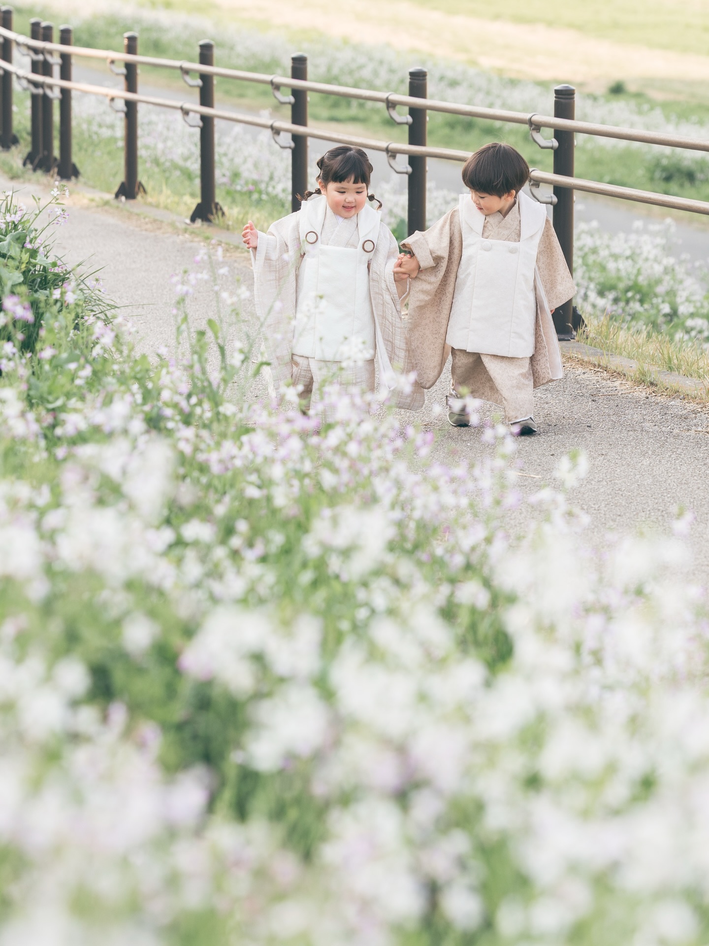 七五三出張撮影
桜の時期に桜とハマダイコンと
一緒に撮影させていただきました🌸🤍
双子ちゃんの七五三!
この時期ならではのお花たちと
かわいく撮影できてよかったです☺️
一人ずつの写真をとったのですが
同じポーズして可愛かったな🫶🏻🥰
この時期らしいおこさまらしく
かわいい写真をたくさん残させていただました!
元気でかわいくて最高です!✨