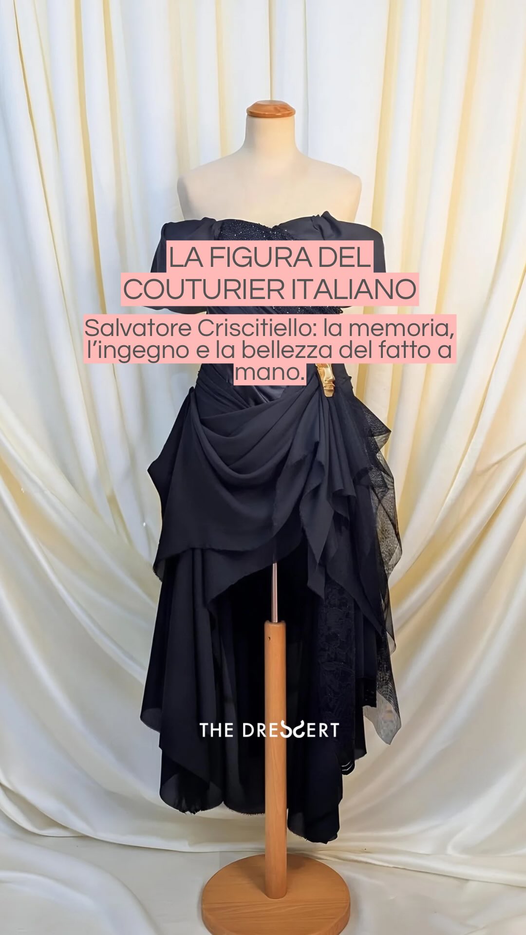 🩷 @salvatore_criscitiello è uno di quei giovani couturier italiani capaci di trasformare la sartoria in un linguaggio profondamente personale.
Ho visto per la prima volta alcune immagini delle sue creazioni su Instagram e sono rimasta colpita immediatamente dal suo immaginario: teatrale, fragile, intenso, ma sempre costruito con una grande sensibilità artigianale. Ci siamo scritti, abbiamo iniziato a parlare del suo lavoro, e da lì è nato questo articolo.
Dai look per Rose Villain, Myss Keta, Clara ed Elettra Lamborghini fino alle pubblicazioni su Vogue Greece, Harper’s Bazaar Vietnam e Marie Claire Arabia, il suo percorso attraversa moda, spettacolo e couture mantenendo sempre una forte identità.
La nuova collezione *Añorar* racconta memoria, nostalgia e costruzione emotiva del capo, attraverso ricami, trasparenze e dettagli che sembrano appartenere a un tempo sospeso.
Sul blog ho raccontato il suo percorso e perché credo rappresenti così bene la figura del couturier italiano contemporaneo.
Secondo voi oggi quanto è importante la figura del couturier nella moda contemporanea? 🩷
#the_dressert #coutureitaliana
