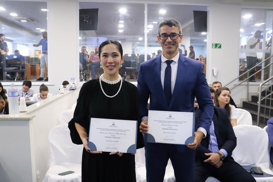 🏛️✨ TÍTULO DE CIDADÃO PALMENSE
Hoje, 7 de maio de 2026, em sessão solene realizada às 9h no Plenário da Câmara Municipal de Palmas, dois ilustres membros da APROMP receberam o título de Cidadão Palmense, a mais alta honraria concedida pelo Poder Legislativo Municipal.
🎖️ Os homenageados são a nossa presidenta, Esther de Amorim Marinho Sio, e o ex-presidente da APROMP, Bruno Baqueiro Rios, reconhecidos pela excelência e dedicação na prestação de serviço público junto à Procuradoria-Geral do Município de Palmas.
A APROMP celebra esta conquista com enorme orgulho! Esta distinção reflete não apenas o compromisso pessoal de cada um deles, mas o valor inestimável do trabalho dos procuradores municipais para a cidade de Palmas.
Agradecemos imensamente à Câmara Municipal de Palmas por reconhecer e valorizar quem tanto contribui para a gestão pública. Uma menção especial ao presidente da Câmara, vereador Marilon Barbosa, e ao vereador Rubens Uchôa, pelo apoio e pela sensibilidade em honrar servidores que dedicam suas carreiras ao interesse público.
Parabéns, Esther e Bruno! Vocês são motivo de orgulho para toda a nossa categoria. 🌟
📸: @camaradepalmas
