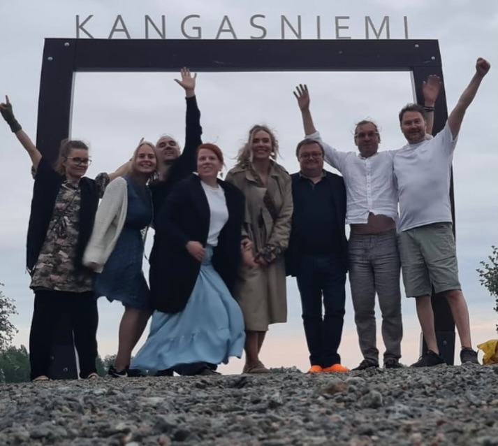 Memories from #kangasniemi ✨
Nope palaa Kangasniemelle. Ei vain kauniin järvimaiseman vuoksi, vaan ihmisten. Näistä kuvista huokuu ihanat kohtaamiset ja kesän lämpö.
Meillä on etuoikeus juhlistaa suuren säveltäjän, amerikansuomalaisen Hiski Salomaan 135-vuotissyntymäpäivää Kangasniemen Tipsalossa, Hiskin syntymäpaikassa 16.5.2026.
Konsertti on osa @kamuksi.hanke ja Nopen lisäksi juhlapäivänä on luvassa muutakin ohjelmaa, mm. Werner Bros.
Tulossa vielä lisää Hiski-aiheista videota piakkoin joten pysykäähän kuulolla 🫶🏻