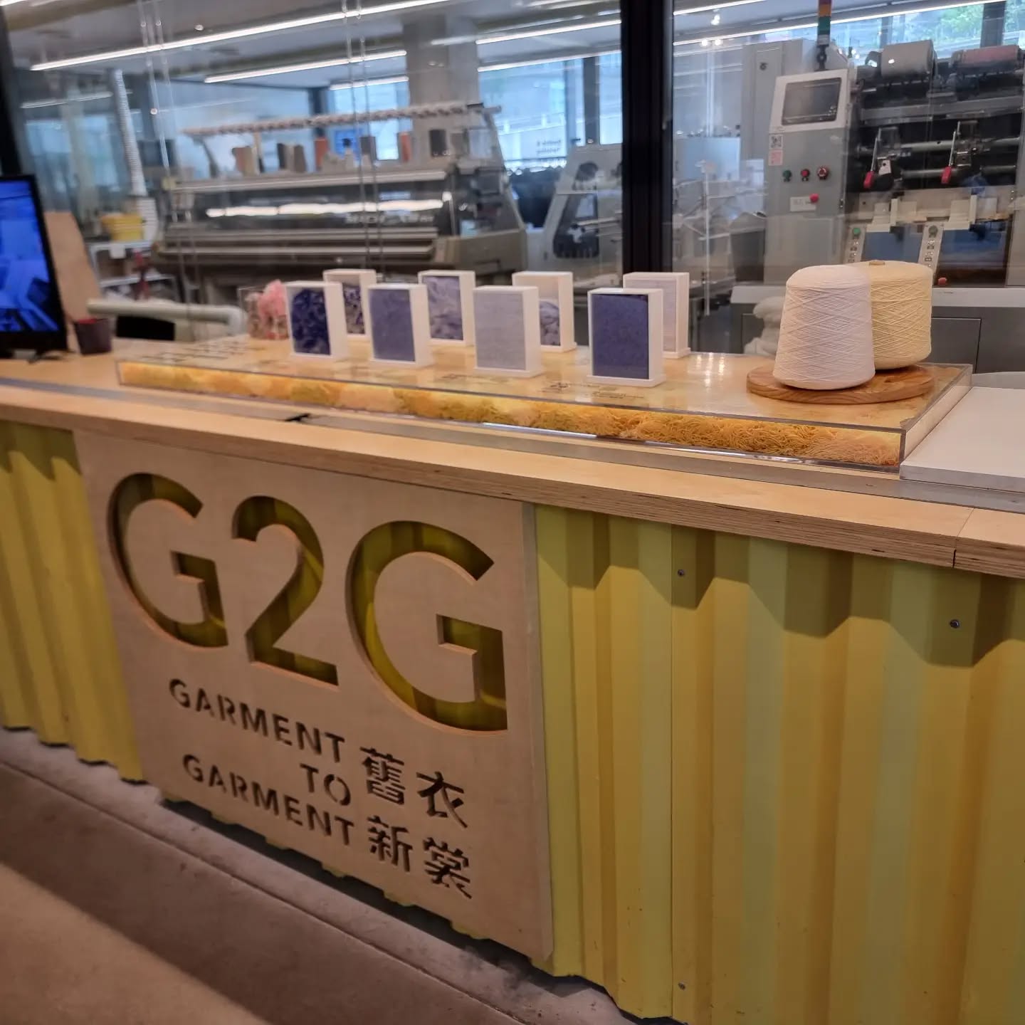 Fascinating exhibition and demonstration of the process of returning a garment to yarn. Once it became thread once again it was remade into new objects. Stylish clothing and accessories at Common Ground.
#chathongkong
#commonground
#themillhongkong
#textiles
#repairreuserecycle