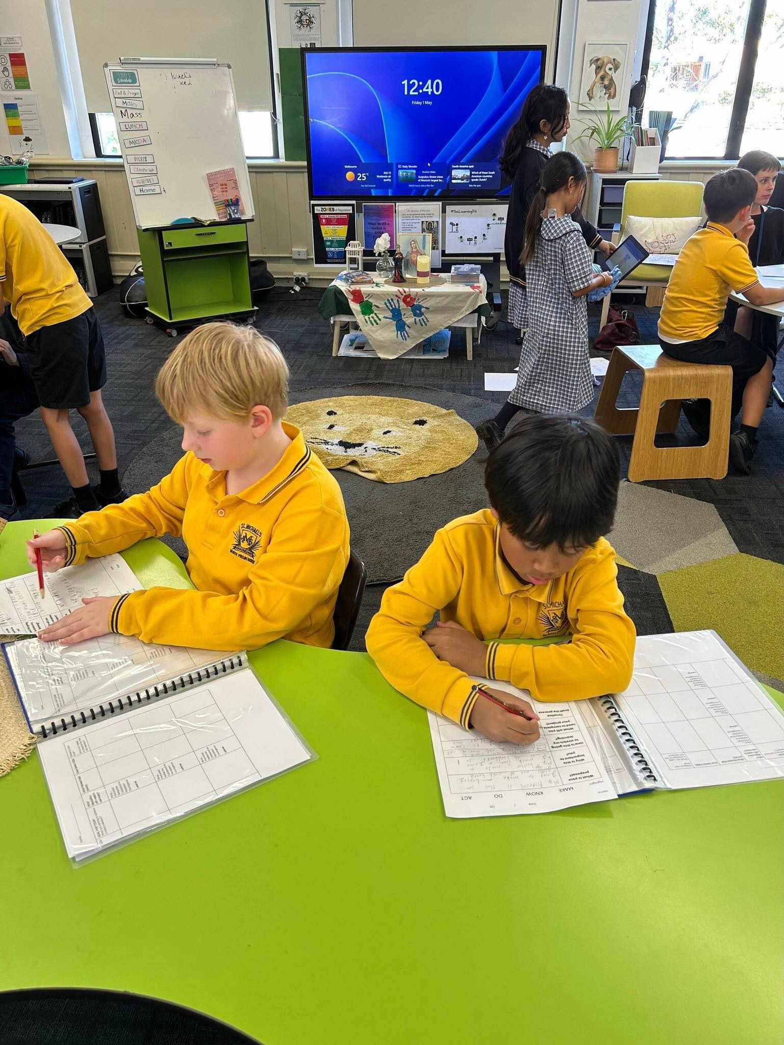 Last term, our Grade 3/4s became experts at the Make, Know, Do & Act pathways 😄
This term, they will demonstrate what they’ve learned through the completion of independent (or small group) projects.
As part of this process, students complete a PROPOSAL that outlines their project, why it’s important to them and how it will extend their learning 😊 Each week, they complete a GOAL sheet with their aims for the session. At the end of the session, they reflect on their goals and plan ‘where to next’ for the following weeks.
We can’t wait to see the amazing learning that will take place this term! 👏