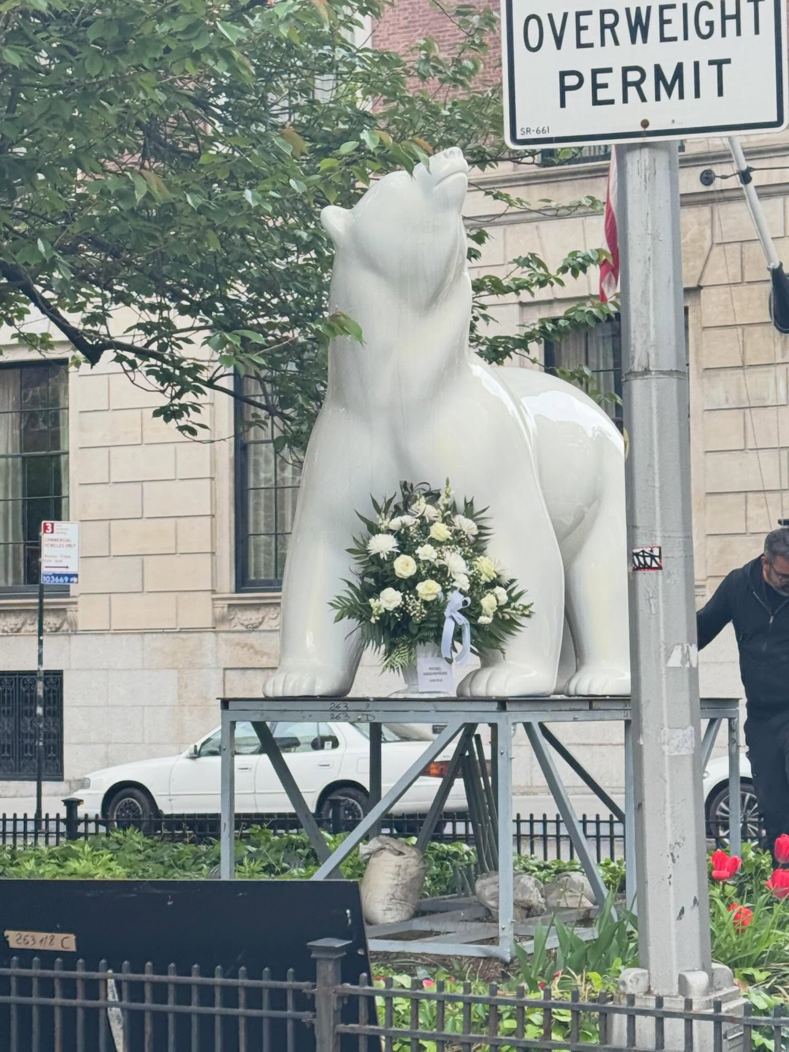 it seems these days everyone is reminded about their weight what they eat and where they walk. Even the bears on Park Avenue are reminded to tread lightly. #bearsonpark #parkavenue #nyc