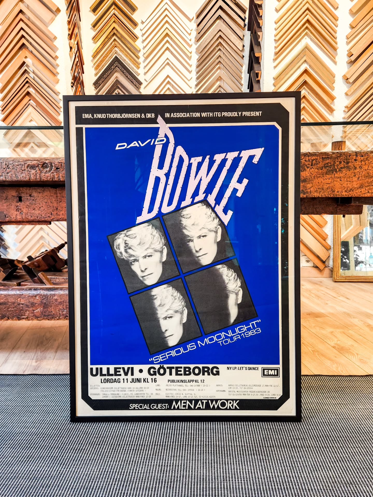Encadrement d'une belle affiche originale d'un concert de David Bowie de 1983, à Göteborg.
Le cadre noir appuie le design de l'affiche et le verre premium protège et conserve les couleurs.
🇬🇧 Framed original poster from a 1983 David Bowie concert in Gothenburg.
The black frame complements the poster's design, and the premium glass protects and preserves the colors.
#encadrement #davidbowie #retroposter #posterframing #artframing