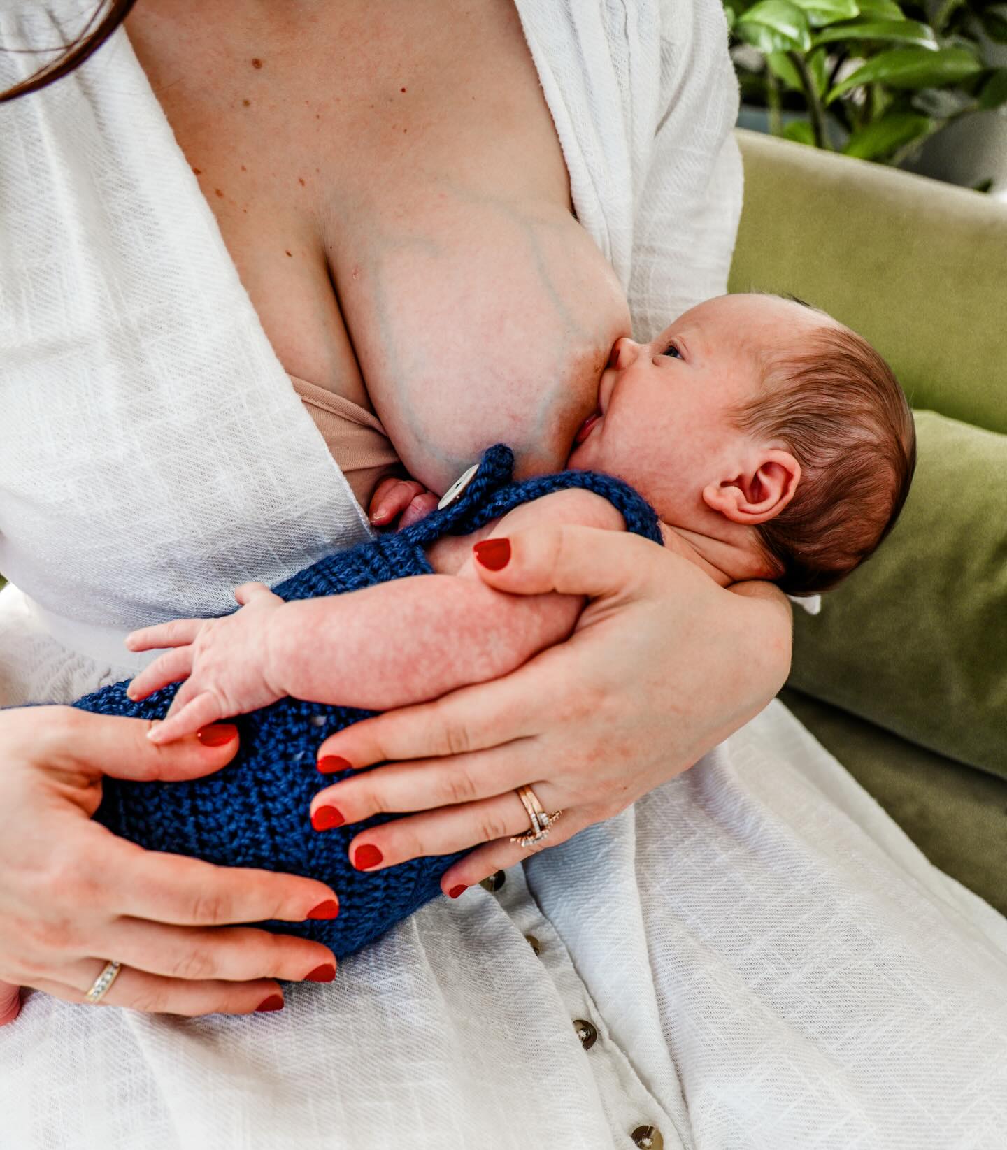 A “perfect latch” doesn’t mean perfect every time—it means effective and comfortable.
👶🏻 Baby’s mouth is wide open before latching
👶🏿 Lips are flanged out (like little fish lips)
👶🏽 Deep latch (not just the nipple)
👶🏼 Baby is actively suckling and swallowing
👶🏾 You feel a gentle tug—not pain
👶🏻 Feeds feel productive, not stressful
Breastfeeding shouldn’t hurt. If it does, your body is telling you something. You deserve support 🤍
#breastfeedingsupport #womensupportingwomen #phoenixmoms #breastfeedwithoutfear #breastfedbaby
