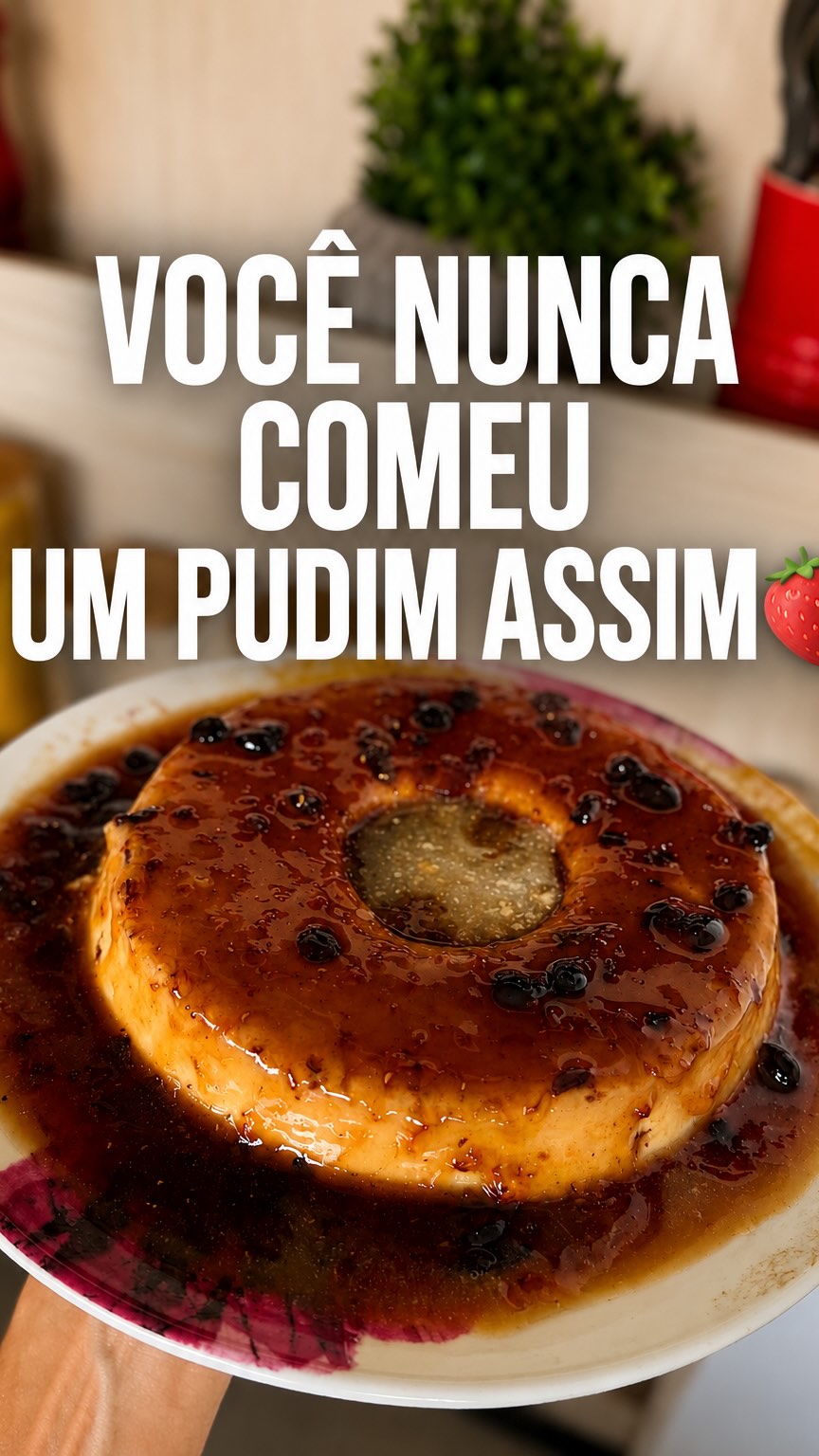 Tem receitas que ficam boas.
E tem receitas que fazem TODO MUNDO repetir 😭🍓
Esse pudim ficou extremamente cremoso, com uma calda de frutas vermelhas que deixou tudo ainda mais perfeito.
Sinceramente? @anterioleo
Não esperava que fosse ficar tão bonito e delicioso 😂
Ingredientes:
🍮 Pudim
• 1 caixa de leite condensado
• 4 ovos
• 150ml de leite integral
• 1 caixa de creme de leite
Misture os ingredientes do pudim no liquidificador.
🍓 Calda
• 400g de açúcar refinado
• 240ml de água morna
• 160g de geleia de frutas vermelhas
Faça a calda caramelizando o açúcar até derreter todo o açúcar, depois adicione a água com cuidado, aos poucos, vai subir borbulhas mas é normal, misture até cessar. Adicione a geleia e deixe a calda reduzir um pouco.
Leve o pudim tampado com papel alumínio ao forno em banho-maria(água morna), forno a 150 graus por 1h30min, até firmar ✨
Me conta:
você é do time pudim tradicional ou provaria essa versão? 👀
#pudim #receitafacil #sobremesa