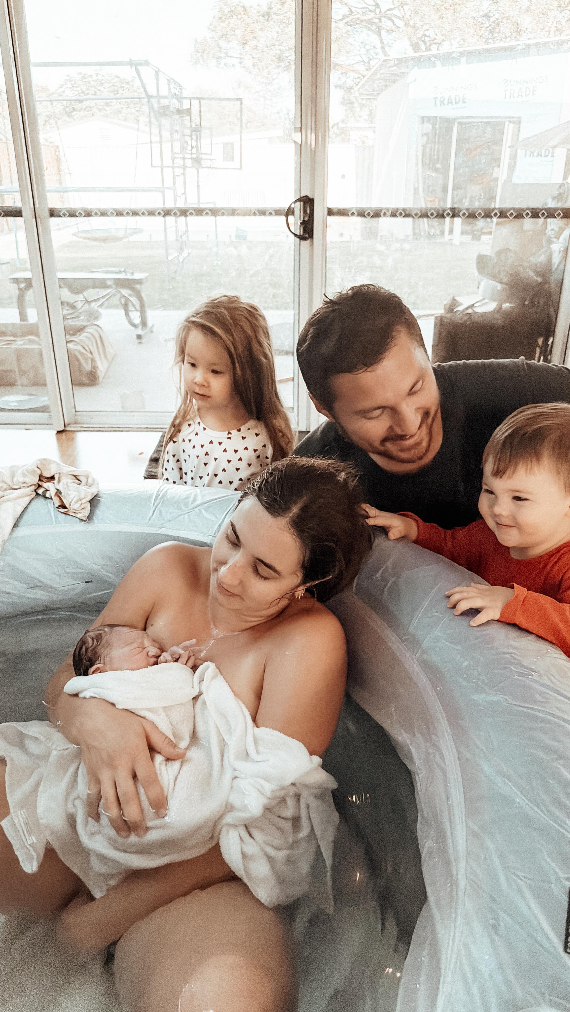 POV: me trying to stay professional while internally screaming “THE PLACENTA IS STILL CONNECTED” 🫠🤍
But also… look at this beautiful golden hour moment. Fresh baby, proud siblings, calm birth space, and a whole family changed forever in one breath. This is why I do what I do.
#doula #homebirth #birthphotography #placenta #olivejuicelifestyle