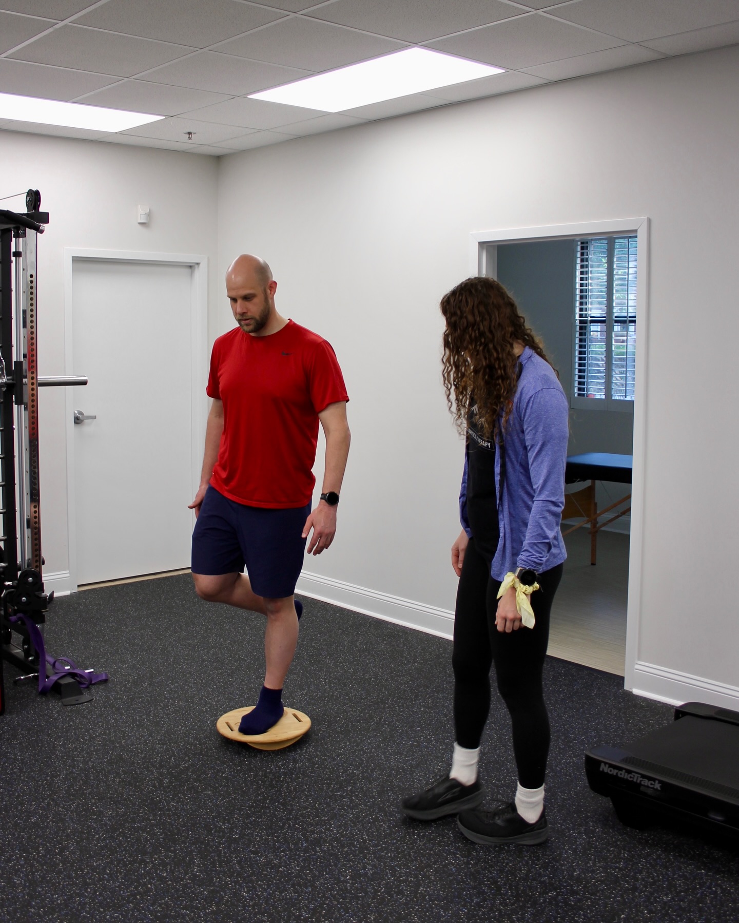 Hey runners! 🏃 How’s your stability?
Stability training is crucial for runners to prevent injuries, improve running economy, and increase efficiency by stabilizing the core and joints. Because running is essentially a series of single-leg hops, improved balance enhances the brain’s awareness of body position, leading to better control, stronger ankles, and reduced compensation injuries.