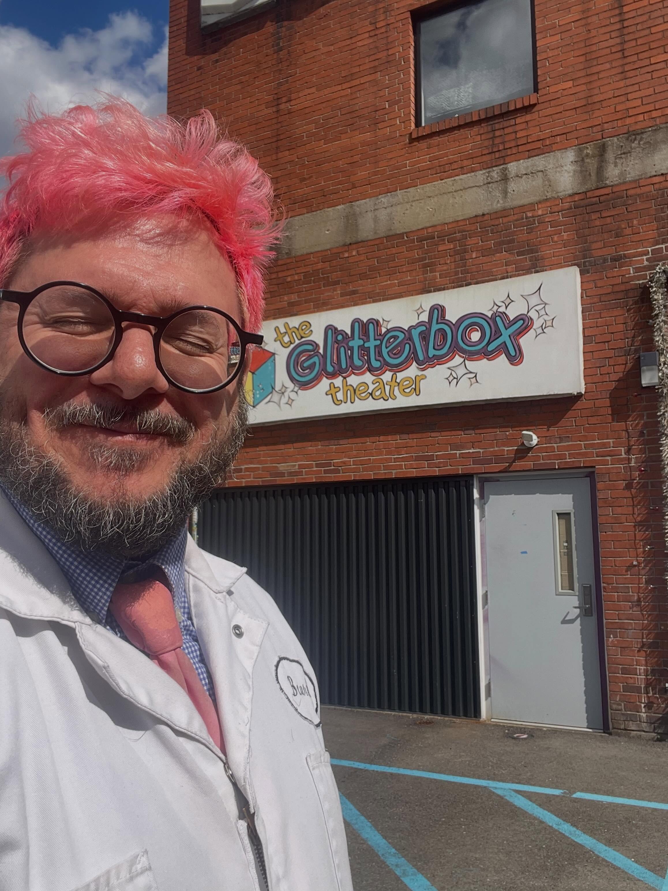 Last week in Pittsburgh I went looking for friends and found them. Thanks to all the families who came out to our little NOISE! show @theglitterboxtheater 💥👍
Grateful to excellent hosts Marina, Tony, and Meta as well as the time spent with long time buddies @annaazizzy @billyxblades and @kegmoleck2.0 ☺️
I even visited my favorite statue because I’m forever grateful to Mister Rogers who reminds us that relationships are at the root of everything in life 💖
I danced my butt off @pittonkatonk after eating some incredibly delicious vegan food from @aptekapgh and @allegropgh and left with a happy belly and warm heart, excited to return home to my cute dog, Mickey and very cute sweetie @hollyly
Thanks for letting me share! ☺️🌈💖🖍️