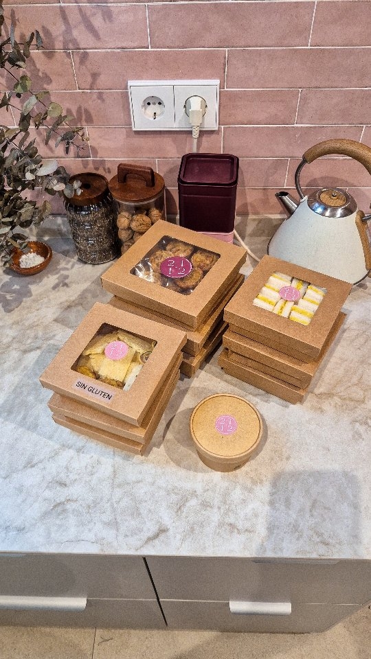 No es solo preparar unas cajitas y llevarlas a una oficina 🩷
Detrás hay mucho más: preparar, etiquetar, montar, revisar cantidades, organizar el café, el té, el agua, las cajas térmicas, los tiempos y el transporte 🚗✨
Porque cuando alguien pide cajitas para una reunión de oficina, no solo quiere comida rica.
Quiere que llegue todo a tiempo, que esté cuidado, que sea fácil de servir y que nadie tenga que estar pendiente de nada ☕🍴
Eso es justo lo que intentamos hacer en 21·12 Catering: que la comida llegue rica, bonita y a tiempo.
Tú reúnes al equipo.
Nosotras nos ocupamos del resto 🫶
Si tienes una reunión, desayuno, comida de equipo o evento de empresa en Madrid, escríbenos por WhatsApp y vemos qué cajita encaja contigo 💌
#cateringenmadrid #cateringoficina #eventosdeempresa