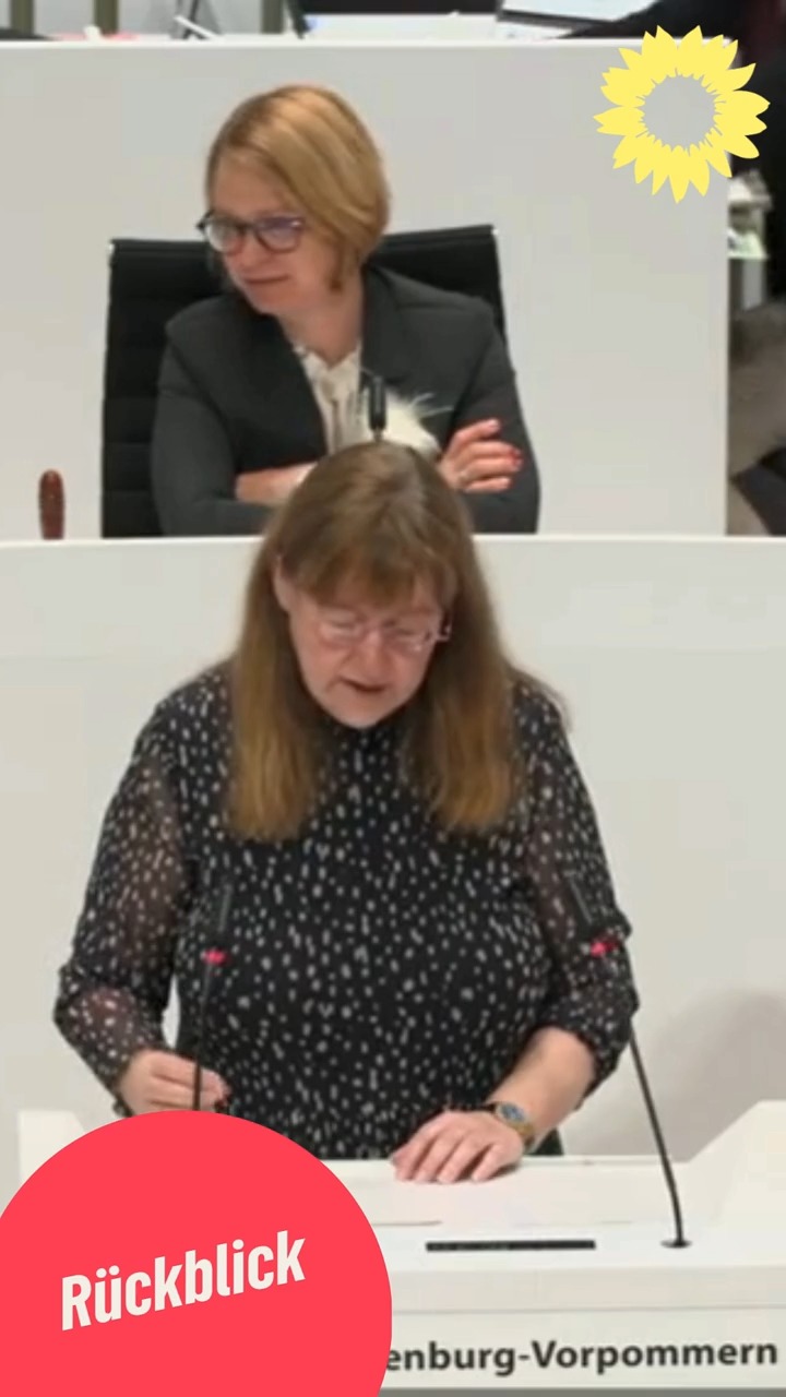🌻 Zukunft beginnt nicht irgendwann – sondern in der Kita.
🎙️ In der Aktuellen Stunde im Landtag habe ich klar gemacht: Wer Zukunft will, muss bei Kindern, Familien und Kommunen investieren statt sparen. Gute Kitas schaffen Sicherheit – für Kinder, Eltern und Beschäftigte in Mecklenburg-Vorpommern.
💚 Seit vielen Jahren setze ich mich für die Stärkung unserer Kitas, für gute Bedingungen für Kinder und für die Menschen ein, die jeden Tag Betreuung und Bildung möglich machen. Mit der Initiative zum Runden Tisch Ganztag haben wir wichtige Akteur\*innen an einen Tisch gebracht, um gemeinsam tragfähige Lösungen zu entwickeln.
🚸 Ein zentraler Punkt: Wir dürfen unsere hochqualifizierten pädagogischen Fachkräfte nicht verlieren. Doch das passiert derzeit - Kitas müssen schließen, weil nicht mehr genügend Kinder da sind. Erzieherinnen und Erzieher werden entlassen, statt sie zu halten und den Betreuungsschlüssel und damit auch die Qualität der pädagogischen Arbeit zu verbessern!
📝 Das Volksbegehren von @gewmv, dem @kita_ler_mv u.a. will das Kita-Sterben stoppen und die Fachkräfte halten! Die Anteilnahme der Bevölkerung ist groß - viele in MV erkennen die Lage! Das ist wunderbar.
💯 Ich hoffe, dass wir diesen Weg weitergehen – mit einer positiven Entwicklung für unsere Kinder, Familien und das Betreuungspersonal in Mecklenburg-Vorpommern.
🌻Meine vollständige Rede gibt es hier: https://www.youtube.com/watch?v=RNfYwpx4HCc (Ab Minute 50)
#MV #LandtagMV #Kita #Ganztag #ZukunftGestalten #MecklenburgVorpommern #RunderTischGanztag #KitaistZukunft