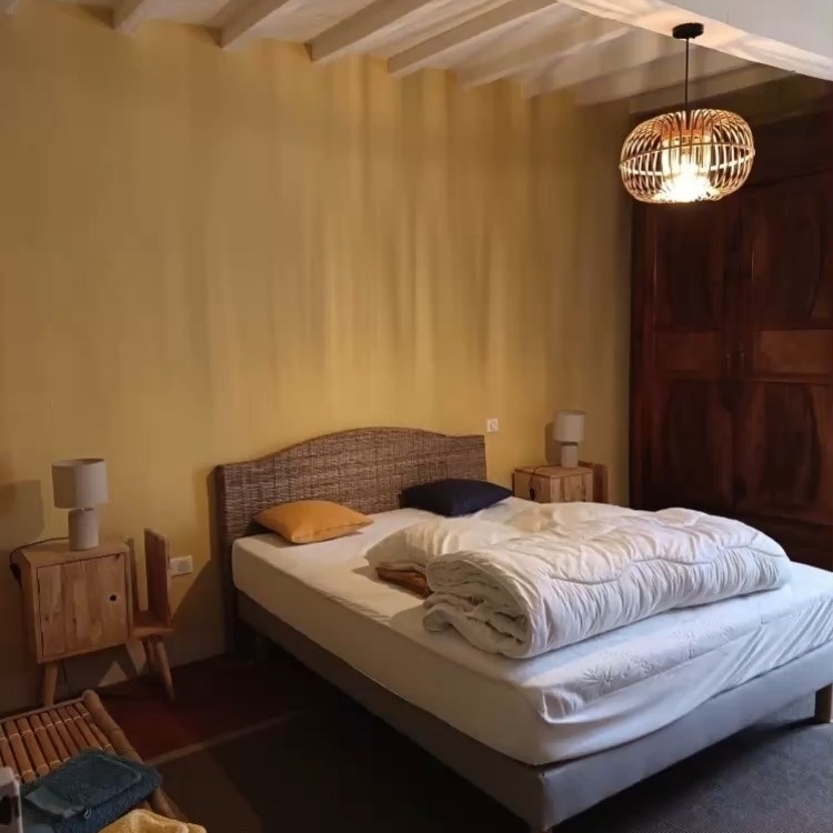Hello !
Petit retour sur un coaching déco pour des chambres d'hôtes.
J'ai reçu les photos envoyées par les clients hier soir.
Ils souhaitaient garder le charme de cette bâtisse des Landes, tout en ajoutant de la luminosité et du caractère à la pièce d'où le choix d'un panoramique pour mettre en valeur le mur de la tête de lit.
Je vous laisse découvrir le AVANT/APRES 😊.
C'est toujours un réel plaisir de découvrir les réalisations des clients après notre rencontre.
Je suis désolée de ne pas être trop présente ici depuis quelques temps mais je suis accaparée par un très gros projet personnel qui me tient particulièrement à coeur et aussi par les projets de mes clients.
J'espère vous en dire plus très vite 🤓.
En attendant, je vous souhaite une très belle semaine !
#vintagedecor #décoration #homestaging #amenagement #renovations #landes #paysbasque #bearn #paumaville
