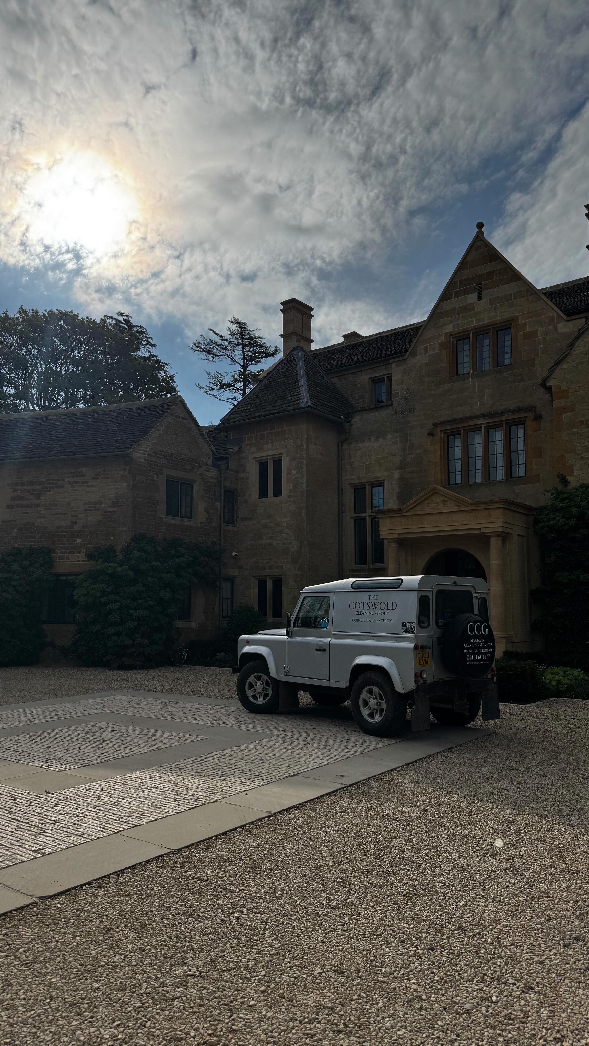 Again another beautiful day another outstanding Estate carpet clean, this job has not been an easy one, Cream loop back woollen carpets throughout a difficult clean at the best of times but with kids and dogs around they add another level of difficulty
We managed to reduce some stains but as always with wool if they’re set they are set.
#cotswolds #cotswoldcleaninggroup #luxuryliving #cleaning