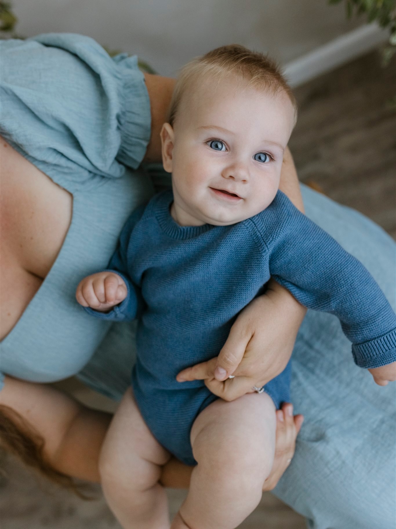 Somehow the years move both painfully slow and incredibly fast all at once.
One minute youāre holding your tiny newborn in your arms, wondering who this little person will become⦠and the next, theyāre sitting up, smiling at the world, showing off their little personality and making everyone around them fall in love.
Watching Jess and Jordan with baby Jameson during my Motherās Day Minis was just beautiful. The way they looked at him, laughed with him and soaked in every little moment together is exactly why photos like these matter so much.
Because babies donāt stay babies.
Those tiny toes grow.
Those gummy smiles change.
And the moments we think weāll never forget somehow become memories we wish we could hold onto just a little longer š¤