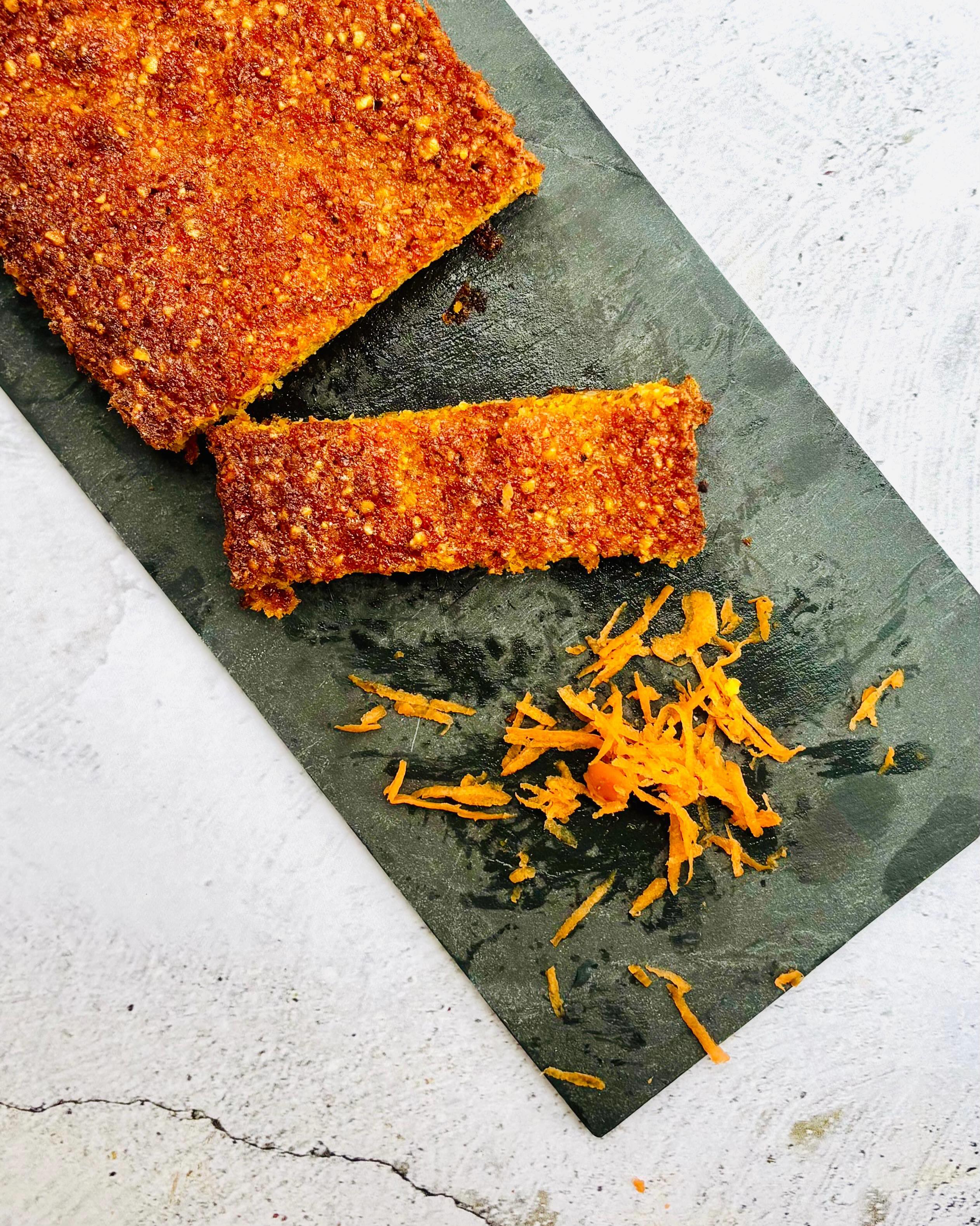 La torta di carote è stata inventata quando lo zucchero era raro e si usavano le carote per dare una
dolcezza naturale. Proprio questa origine la rende ancora oggi così attuale, perfettamente in linea con
la nostra filosofia: meno zucchero, meno grassi, più equilibrio.
La nostra è soffice, profumata e naturalmente dolce, perfetta in ogni momento della giornata. Con la
bella stagione il suo gusto fresco e agrumato che mette subito di buon umore come un raggio di sole.
💬 Per ordini e informazioni, scriveteci su WhatsApp al 339 684 4440, oppure veniteci a trovare nei
nostri negozi di Bologna e Milano.
#tortadicarote #dolciartigianaliglutenfree #glutenfreebologna #glutenfreemilano
