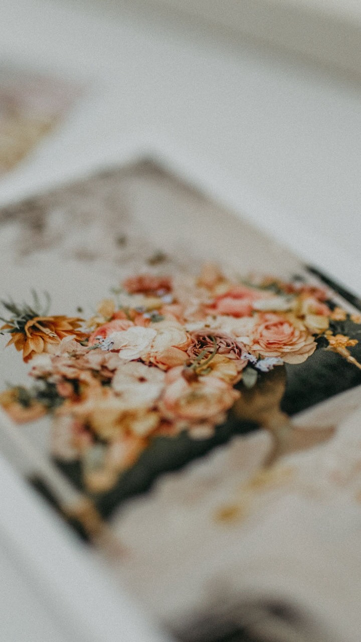 🕊️ Psychotherapeutische Begleitung rund um Kinderwunsch, Schwangerschaft, Geburt und frühe Mutterschaft.
Schon früh entstand in mir der Wunsch, Frauen in diesen Lebensphasen zu begleiten — auch wenn der Weg dorthin damals noch nicht greifbar war.
Vielleicht wie eine Kompassnadel, die sich ausrichtet, lange bevor der Weg sichtbar wird.
Im Verlauf meines beruflichen Weges begegneten mir unterschiedliche, oft intensive Lebenssituationen — Momente voller Kraft, Erschöpfung, Hoffnung und Neubeginn; und Erfahrungen, die still nachwirkten.
Begegnungen mit Frauen und Familien in besonders sensiblen Situationen haben meine therapeutische Haltung mitgeprägt und dazu beigetragen, dass sich daraus ein Schwerpunkt meiner psychotherapeutischen Arbeit entwickelt hat.
Dies umfasst auch Frauen, die Schwangerschaft oder Geburt anders erlebt haben als erhofft — insbesondere nach Verlust- und Grenzerfahrungen rund um Schwangerschaft und Geburt.
In meiner Arbeit geht es darum, einen geschützten Raum zu eröffnen, in dem Erfahrungen da sein dürfen.
Daraus ist ein gruppentherapeutisches Setting für diese Themen entstanden, das Raum für therapeutische Begleitung, Austausch und Unterstützung schafft.
Herzlich
eure Cynthia Klein
#psychotherapieimblauenhaus #geburt #peripartalepsychotherapie #schwangerschaft #frauengesundheit