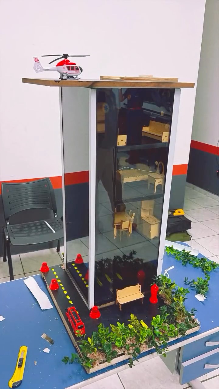 “Trabalhar em equipe é fundamental para se ter um excelente ambiente de trabalho.” 🤝🏻
Essa foi uma maquete feita pelos alunos(as) da Turma 05 de Bombeiro Profissional Civil, que simula deslocamento de gases e fumaça em edificações.
Esse projeto monitora as diferenças de temperaturas em ambientes fechados e abertos, bem como a qualidade do ar nesses diferentes ambientes. Também mostra a diferença na ventilação horizontal e vertical, e o chamado Backdraft.
A execução do trabalho proposto está relacionado aos módulos de Atividades Administrativas, Análise de Risco e Prevenção e Combate à Incêndio do curso de Formação de Bombeiro Profissional Civil. Com o intuito de mostrar a importância dos procedimentos de segurança. A maquete contém termômetros em diferentes ambientes e detector de gases do tipo multigás para monitorar a diferença de atmosfera no ambiente fechado e aberto da edificação.
E aí, gostou? Venha você também fazer parte do nosso time e montar projetos tão bacanas como esse!! 🤩
Estamos com as últimas matrículas para a nossa próxima turma, aguardando você para alcançar esse tão sonhado objetivo, juntos! 🤝🏻❤️
Entre em contato conosco para maiores informações, faça sua matrícula e garanta já a sua vaga!!
Para maiores informações:
📞 (12) 98136-0655 (WhatsApp)
📬 contato@guardioesdofogo.com.br
🏠 www.guardioesdofogo.com.br
📍Rua Sebastião Humel, 412 - Centro - São José dos Campos/SP
C.O.T.E - Guardiões do Fogo,
“Lutando pela sua vida e seu futuro.”
#bombeirocivil #maquete #projetos #sãojosédoscampos
