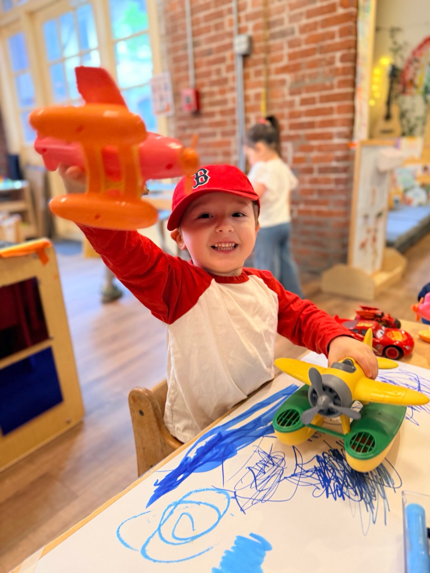 Check out how the Orange 3 Day airplane investigation has taken flight!✈️ Our friends have learned so much along the way through their play, classroom meetings, and collaborative art installations. They come to school excited to play pilots, air traffic controllers, and flight attendants or to paint a runway, create an ocean for landing seaplanes, or to stamp their passports.🛬💺💙