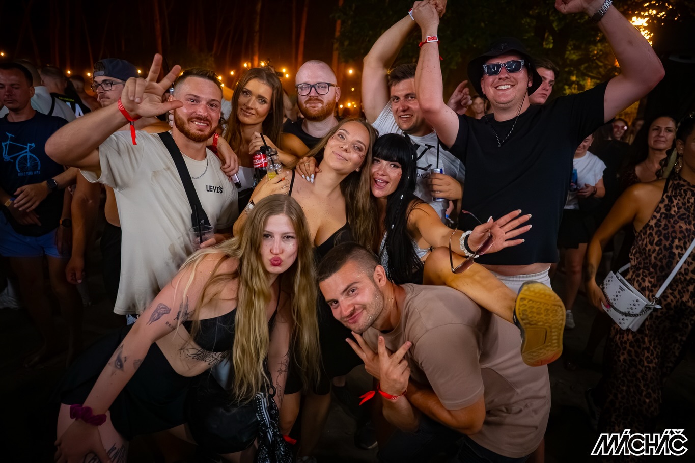 Už máš lístek? Za týden už bude pozdě… 19. 5. je poslední šance koupit lístky na legendární festival Mácháč za nejlepší cenu 🔥. Některé věci se prostě neodkládají. 😘
Základní - 1 750 Kč
VIP - 3 490 Kč
https://tickets.machac.cz/
14. - 15. 8. 2026
Doksy, Máchovo jezero