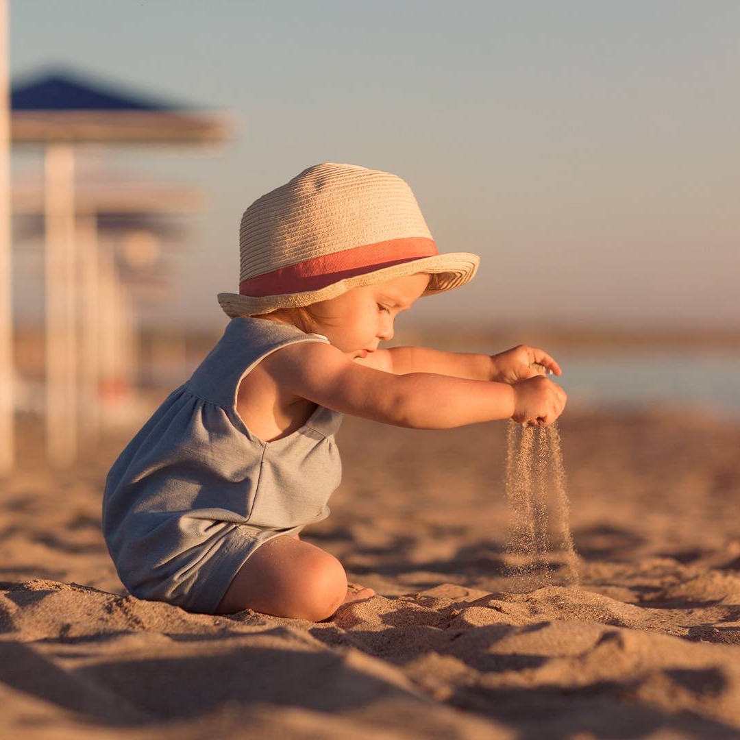 ☀️ Babyhaut im Sommer – weniger ist oft mehr.
Gerade kleine Babys brauchen keinen „perfekten Sommer“, sondern vor allem Schutz, Nähe und achtsame Begleitung. 🌿
Viele Eltern fragen sich:
Wie viel Sonne ist okay?
Braucht mein Baby Sonnencreme?
Welche Kleidung schützt wirklich?
Und was hilft empfindlicher Haut nach heißen Tagen?
In meinem neuen Blogartikel habe ich die wichtigsten Informationen rund um:
☀️ Sonnenschutz
👶 empfindliche Babyhaut
🧴 natürliche Pflege
💧 Hitze & Regulation
🌿 und entspannte Sommertage mit Babys
… verständlich und alltagsnah zusammengetragen.
Denn guter Sonnenschutz bedeutet bei Babys oft:
🌳 Schatten statt Sonne
👒 Kleidung statt nackter Haut
🤍 und ganz viel Nähe & Co-Regulation.
Den vollständigen Artikel findet ihr jetzt im Blog. ✨
#babysommer #sonnenschutzbaby #babyhaut #babypflege #bedürfnisorientiert #bindungsorientiert #babyschlaf #elternsein #sommermitbaby #stillen #coRegulation #achtsameelternschaft #babyalltag #familienleben