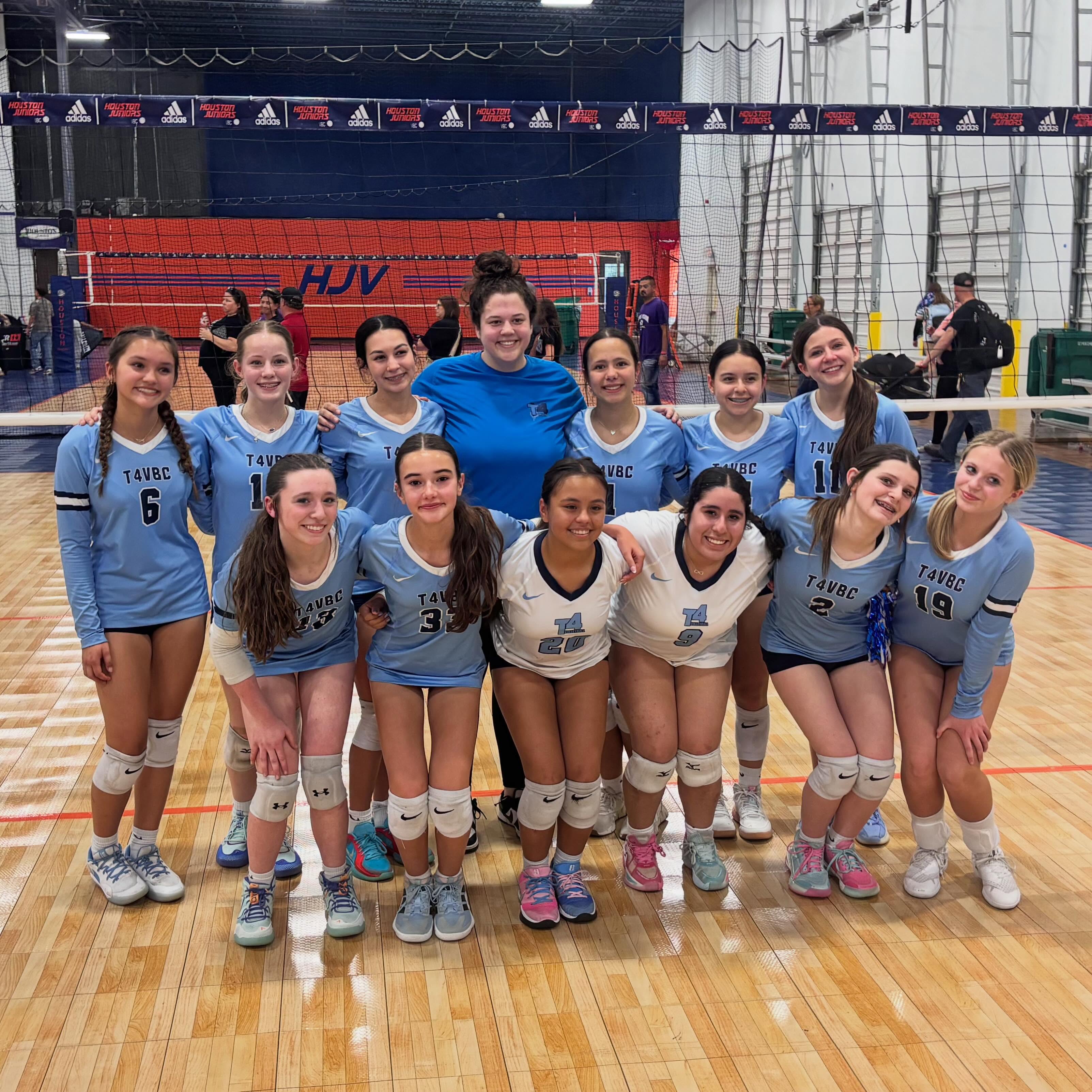 Proud of our 14 Blue team for an incredible finish to their season at LS Regionals! 💙
The girls competed all weekend, finishing 1st in Silver and going 5-1 overall. The growth and fight this team showed all season is unmatched!
#T4 #T4VBC #T4Volleyball