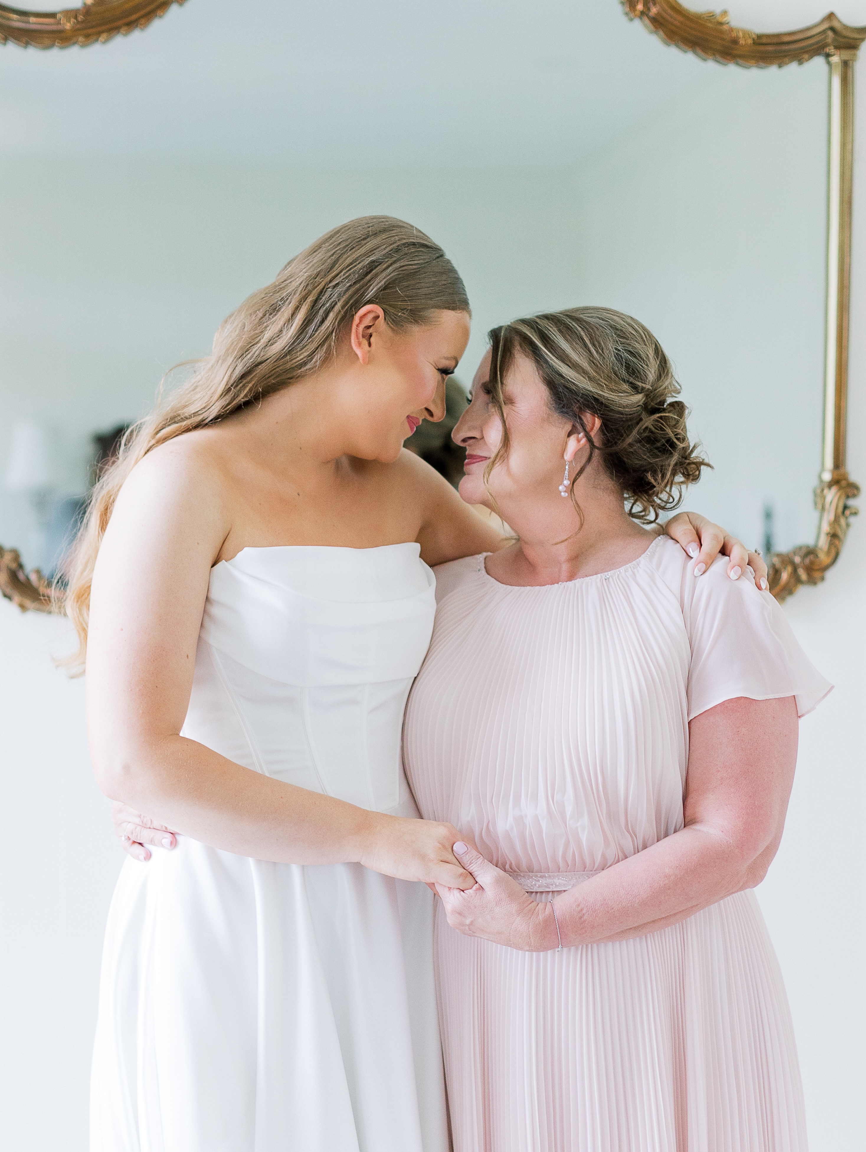 Happy Mother’s Day to all the mamas who make our lives magical! Thank you for bringing light and love to every wedding day - we 🤍 you!
📸: @mist.photography
