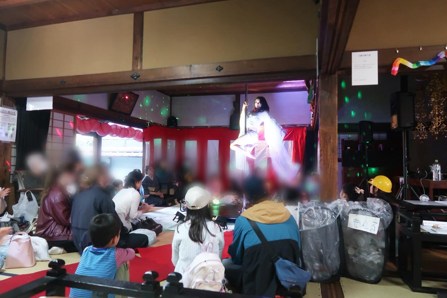 本日はナイス美術館にお越しいただきありがとうございます。
このイベントは2022年に始まりました。
コロナ禍を機に、たくさんの子どもや若い人たちが自ら死を選んだからです。
昨年、この国の子どもや若者の自殺率は過去最多になりました。
わたしは怒っています。大人たちから見過ごされた自分の過去を思っています。
ですからわたしは、わたしの選択する表現でもって自分の城を建て、抗議を続けます。
食べることをあきらめることや、伝えることをあきらめることで、どうか私たちの生きる気力を、
情熱や愛情を奪わないでほしい。わたしは考えることをあきらめて退屈したくない。
あなたが誰であっても、わたしは困りません。
あなたが何を美しいと思うのか、誰を愛してどこで過ごすのか、
あなたの価値や意志をリスペクトします。
わたしは選択できる。わからないことをわからない、と言える勇気がある。
自らを教育する手段を選べる。
自分が生きていこうとするその手ごたえを何とするか、選ぶことができます。
わたしは、あなたと私が快適でいられる世界にいたい、
さらにはこの世界をあなたとクリエイションし続けることを望みます。
ナイス美術館ステートメント
HARETOKE代表 清水ふき
#ナイス美術館