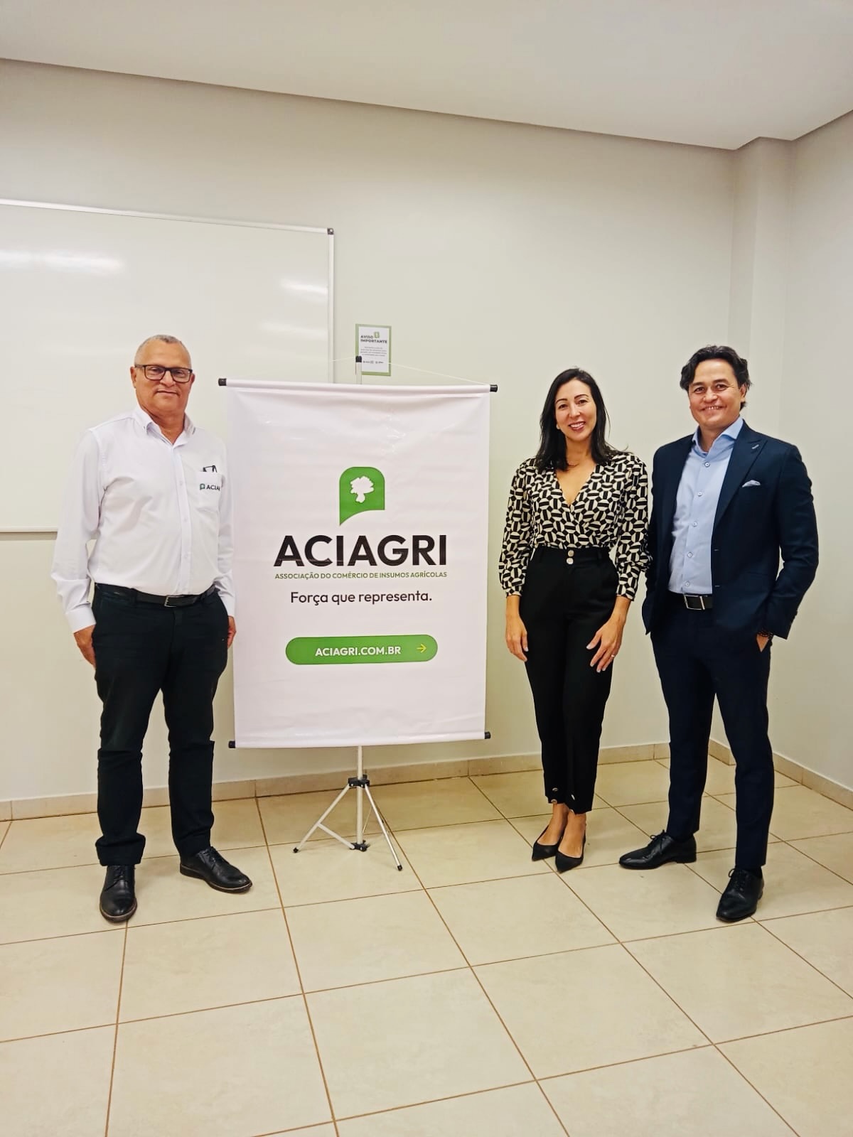 A transformação tributária do agro já começou, e quem participou da palestra “Reforma Tributária no Agro” saiu na frente. 🌱📈
A ACIAGRI reuniu empreendedores e representantes das revendas associadas para um momento de troca de conhecimento, atualização e preparação para os novos desafios do mercado. 😉✨
Durante o encontro, conduzido por Ueskley Roberto, foram abordados temas fundamentais sobre os impactos da Reforma Tributária no agronegócio, créditos tributários, organização fiscal e estratégias de posicionamento para os próximos anos.📊📈
O evento também contou com a presença de Adilson Campos, reforçando o compromisso da associação em promover informação, representatividade e fortalecimento do setor no Oeste da Bahia. 🤜🤛
Seguimos trabalhando para levar conhecimento, desenvolvimento e apoio às empresas associadas e a todo o comércio de insumos agrícolas da região. 👏♻️
ACIAGRI - Força que representa! ✊