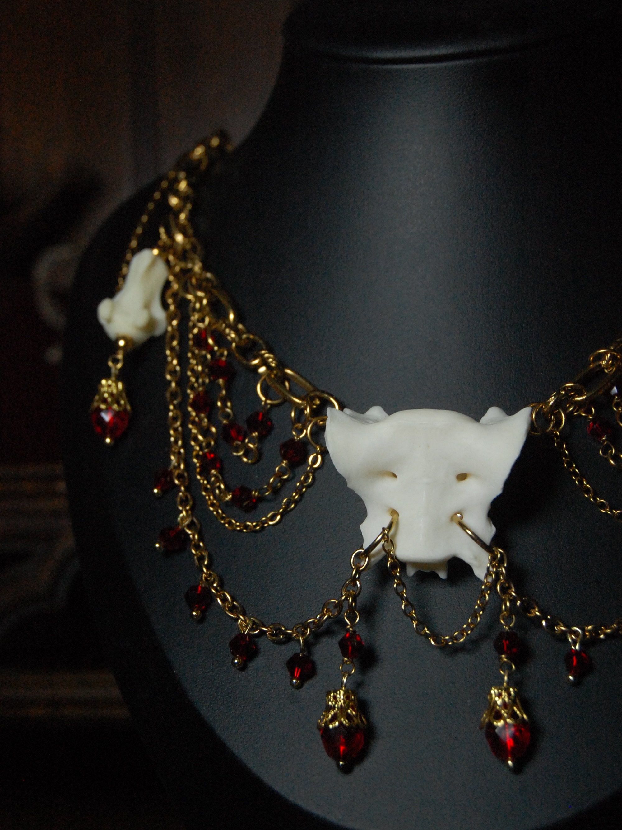 𝖁𝖚𝖑𝖕𝖊𝖘 𝕺𝖗𝖓𝖆𝖒𝖊𝖓𝖙𝖚𝖒
Collier drapée d’inspiration victorienne ornée d’un sacrum de renard au centre, de perles en verre rouge et de vertèbres caudales de mammifère non identifié 🖤🦊
Source éthique🌿
✥
Bijoux curiosités faits main, bijoux os
Victorien, gothique