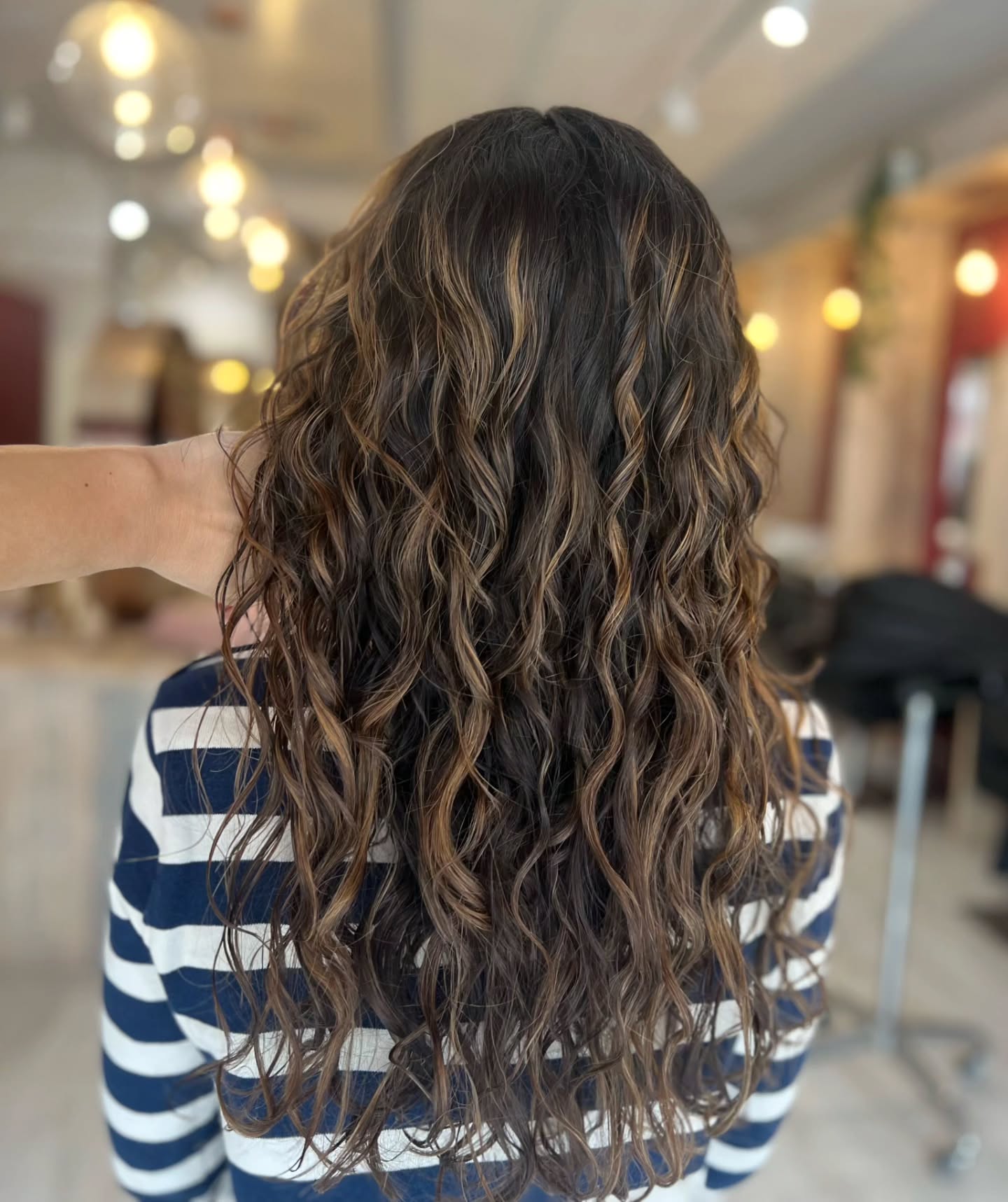 ✨ Caramel balayage + natural waves = effortless beauty 🤎🌊
Soft dimension, sun-kissed tones, and that perfectly undone texture.
Hair magician: Anita
Location: Margaux Salon Kentish Town
#caramelbalayage #ᴡᴀᴠʏʜᴀɪʀ #effortlessbeauty