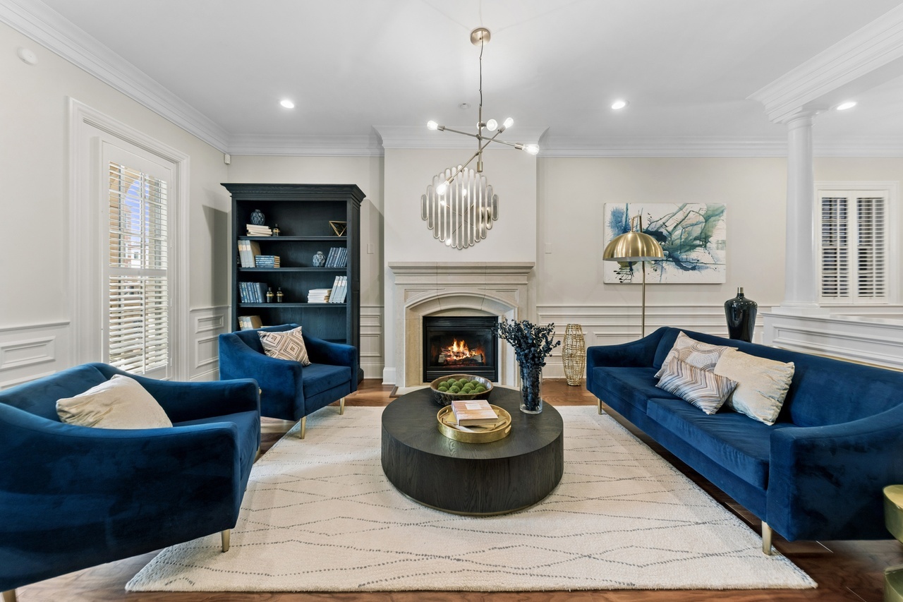 Pops of blue and brass enhance the luxurious look of this living room, creating a sophisticated and inviting atmosphere. The combination of the cool, calming tones of blue with the warm, gleaming accents of brass results in a space that feels both modern and timeless. #chicago #chicagorealestate #havenhomestager #chicagohomestaging #stagingworks #stagingsells #staging #homestaging