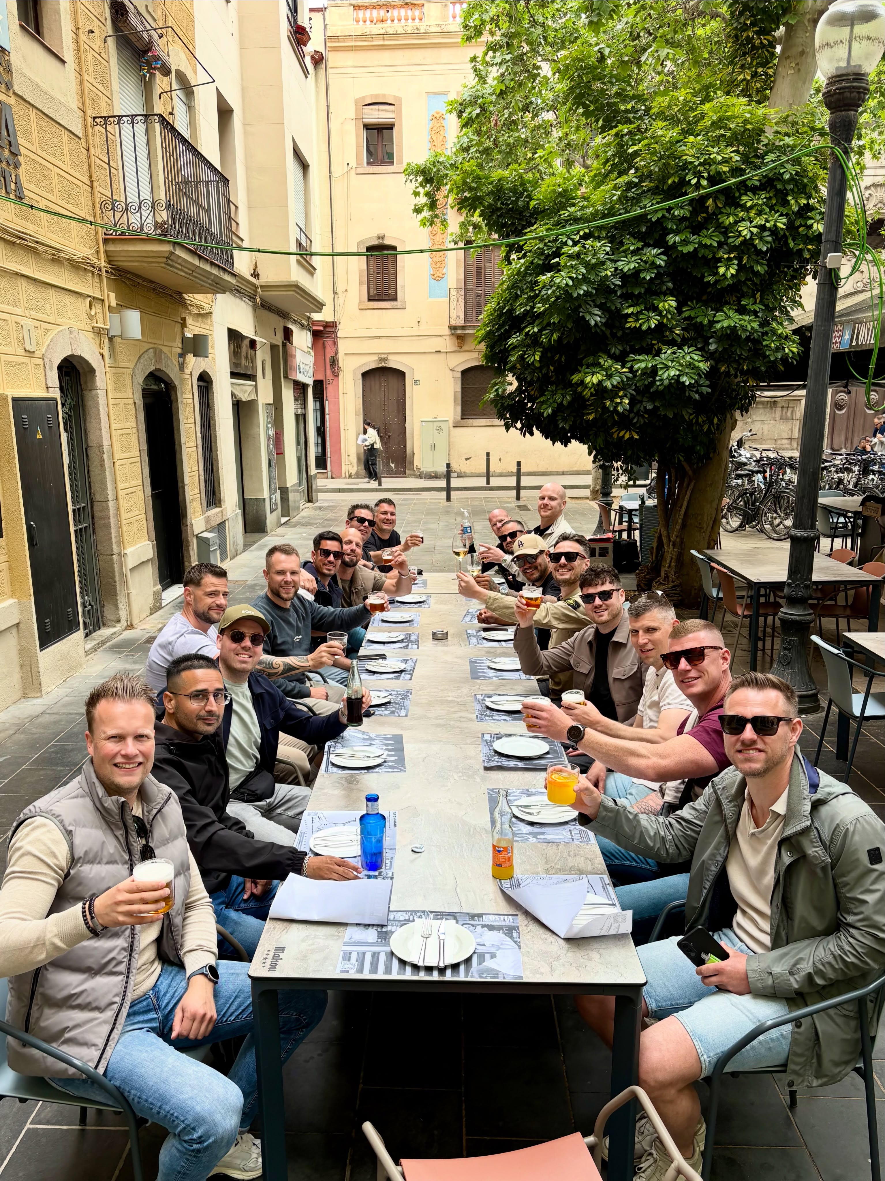 Super gezellige tapas fietstour door Barcelona met deze leuke vriendengroep! 🚲☀️🥘