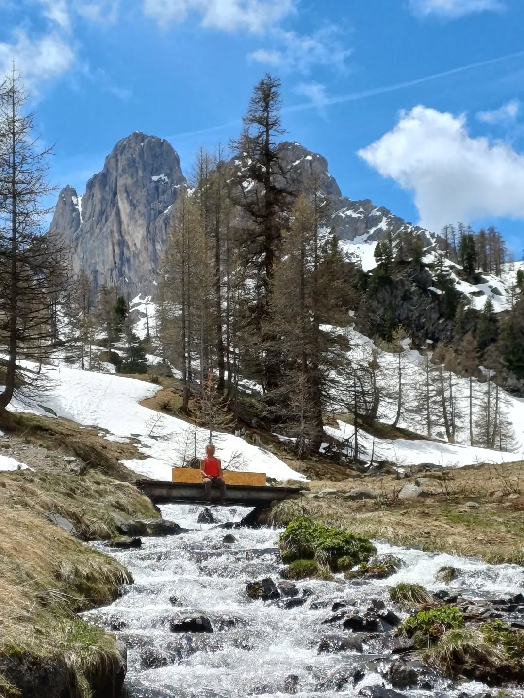 De sneeuw smelt hoog in de bergen en beneden zwellen de rivieren aan, bruisend van kracht en leven. Wat bevroren was, mag opnieuw gaan stromen... 💦☘️🌼
Eind deze week heb ik weer het geluk dat ik opnieuw op Passagetocht trek. Deze keer samen met een groep dappere, benieuwde mensen en mijn co-psycholoog @greetessing.
Ik kijk ernaar uit om opnieuw te wandelen in dit prachtige meiseizoen, waar het frisse groen, het geluid van het water en de zachte lentezon uitnodigen om te vertragen, te voelen en tot rust te komen.🧘🏻♀️🌞🗻
Voel je zelf ook een verlangen om mee op Passagetocht te gaan? Neem gerust contact op via www.passagetochten.fr
Je bent van harte welkom.
🌺
Liefs,
Karlien
📸🙏 Karel en @verstraetemargaux
🧡Trowback naar mei'25
#passagetocht #lente #stroming #levenskracht #groepstherapie outdoor ervaringsleren psychologe