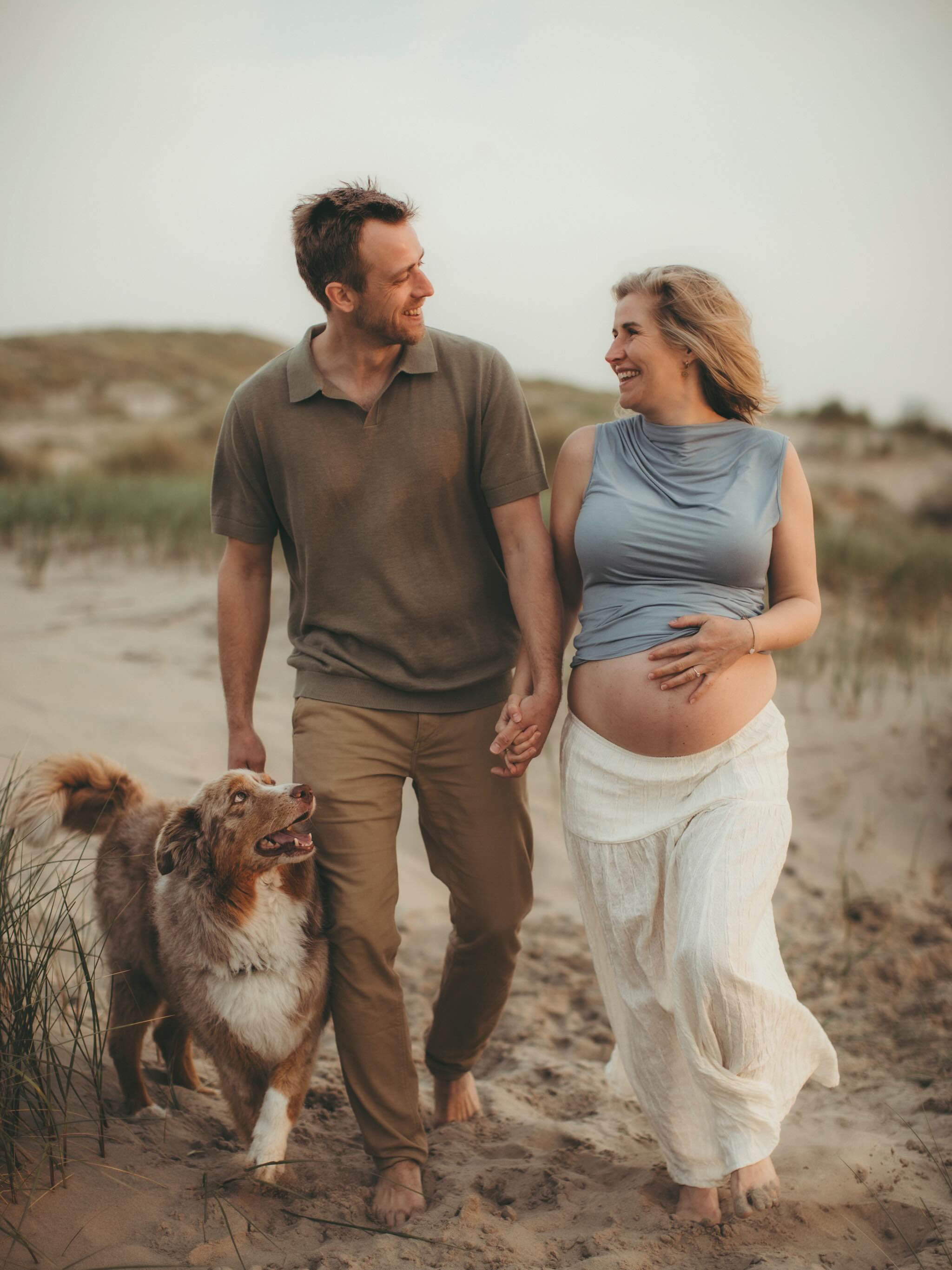 Sommige fotoshoots blijven je voor altijd bij ♥️ Tijdens deze zwangerschap was ook hun hond erbij, prachtig, lief en zo knap! Ook was hij bijzonder aanwezig. Hij is ziek en de artsen hadden eigenlijk al verwacht dat hij er niet meer zou zijn, maar hij is er nog steeds. Alsof hij wacht om het volgende hoofdstuk van zijn gezin mee te maken en de kleine te ontmoeten 🕊️. Dat maakte deze shoot extra emotioneel. Niet alleen de zwangerschap vastleggen maar ook de liefde en verbinding binnen dit gezin en misschien wel een van de laatste momenten samen in deze samenstelling.
Ik ben dankbaar dat ik dit voor hen mocht vastleggen. ♥️ iedereen super goed gedaan ♥️♥️♥️♥️♥️