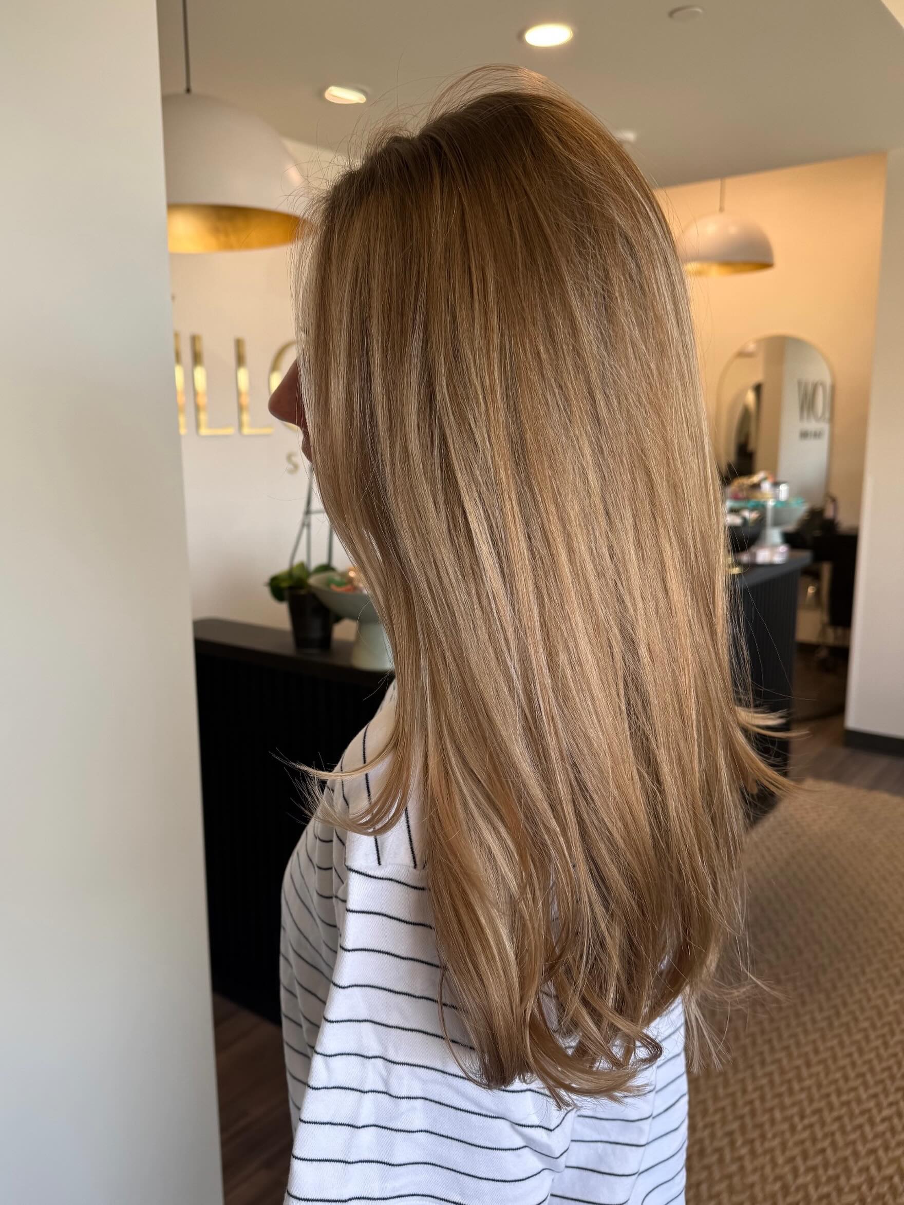 Soft dimension, creamy beige tones, and the silkiest finish ✨
We toned this blonde using ✨ Oligo toner ✨ for a soft lived-in glow with natural shine and seamless depth.
Created with love at Willow Salon 🤍
Cut + color: @coliebuske
#MapleGroveHair #MinnesotaHairStylist #BlondeDimension #OligoProfessionnel #LivedInBlonde