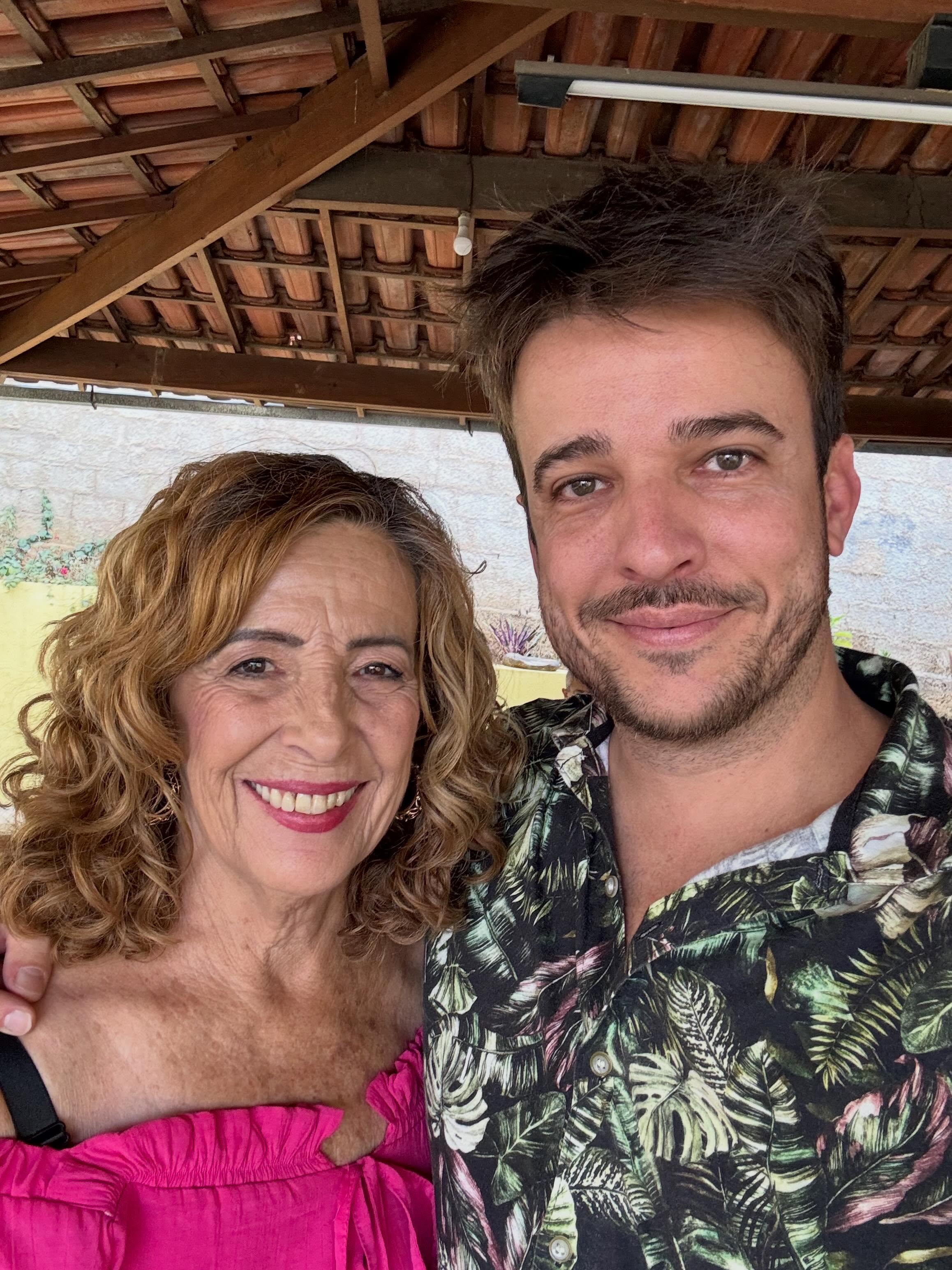 Você SEMPRE esteve comigo.
SEMPRE.
Quando caí, quando me levantei.
Quando não sabia oq fazer ou quando tinha plena convicção.
Sempre.
Sempre mesmo.
Mesmo quando ninguém esteve, nem eu mesmo, lá estava você.
Sussurrando no meu coração: “Vai. Você pode. Você é capaz. Força!”
Me sinto muito agradecido por isso. Sei que essa não é a nossa primeira vida. Nem será a última.
E muito me conforta saber que você
esteve,
está e
estará sempre comigo.
Com suas fortes mãos,
Com o seu olhar atento,
Sua resiliência,
Com o seu coração imenso.
Te amo. Muito! 🫀
Muito obrigado por tanto. Te levo sempre onde vou. E assim sempre será.
E como diria o outro: “Mãe é Mãe. E vice-versa”.
@stephanevianaterapias