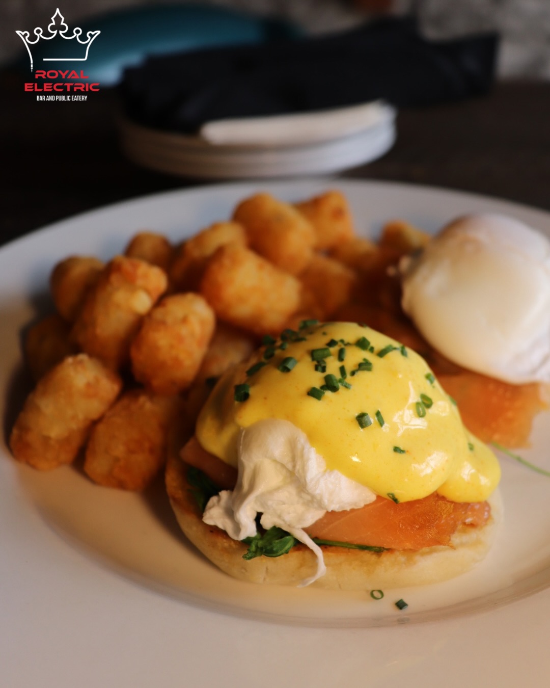 Mother’s Day brunch feature 🌷🥂
Smoked salmon, gastrique-wilted arugula, perfectly poached eggs, and silky hollandaise served on a toasted English muffin 🍳✨
Running this Sunday only from 11AM–2PM — bring your mom, your grandma, or anyone who deserves a good brunch 💐 #royalelectric #downtownguelph #guelpheats #mothersday